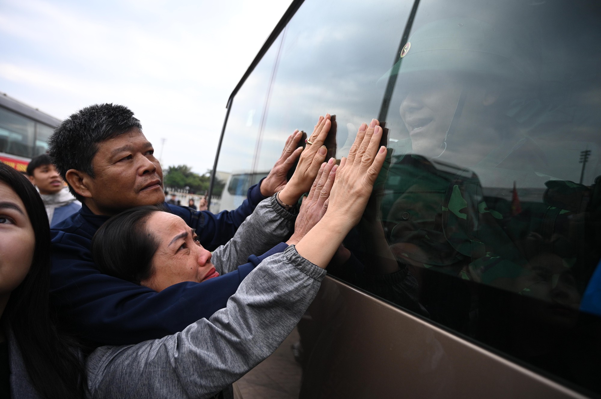 Những khoảnh khắc xúc động trong ngày hội tòng quân: Lá thư tay của mẹ và những cái ôm siết chặt tiếp thêm sức mạnh cho hàng nghìn tân binh- Ảnh 10.