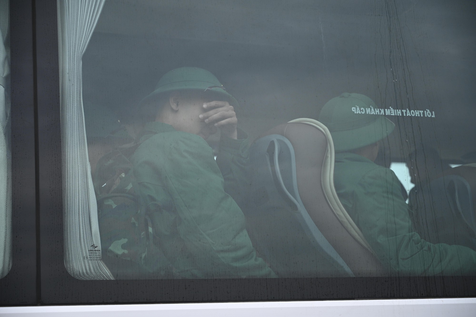 Những khoảnh khắc xúc động trong ngày hội tòng quân: Lá thư tay của mẹ và những cái ôm siết chặt tiếp thêm sức mạnh cho hàng nghìn tân binh- Ảnh 11.