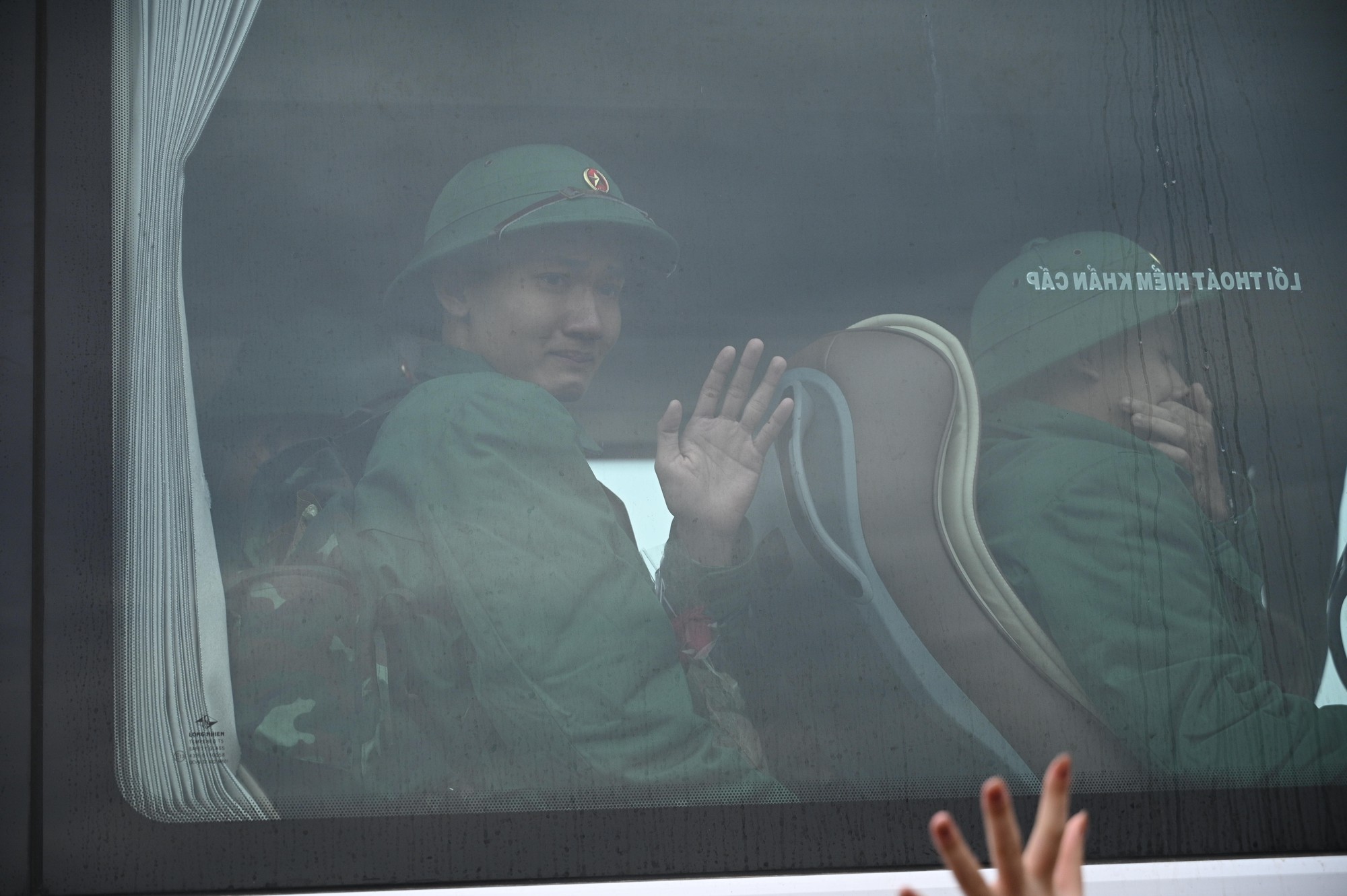 Những khoảnh khắc xúc động trong ngày hội tòng quân: Lá thư tay của mẹ và những cái ôm siết chặt tiếp thêm sức mạnh cho hàng nghìn tân binh- Ảnh 12.