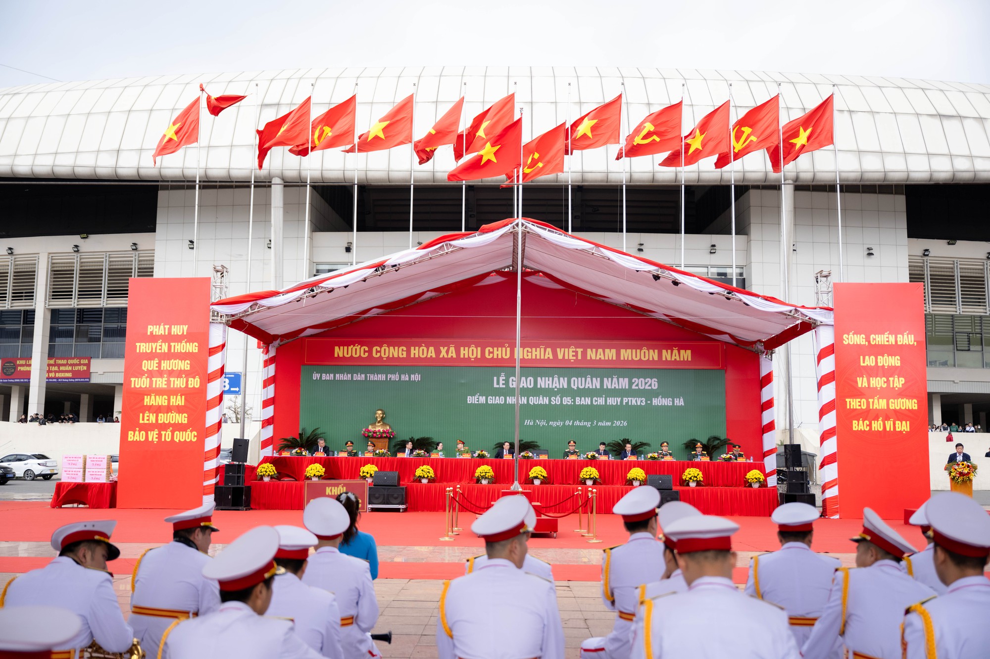 Những khoảnh khắc xúc động trong ngày hội tòng quân: Lá thư tay của mẹ và những cái ôm siết chặt tiếp thêm sức mạnh cho hàng nghìn tân binh- Ảnh 13.