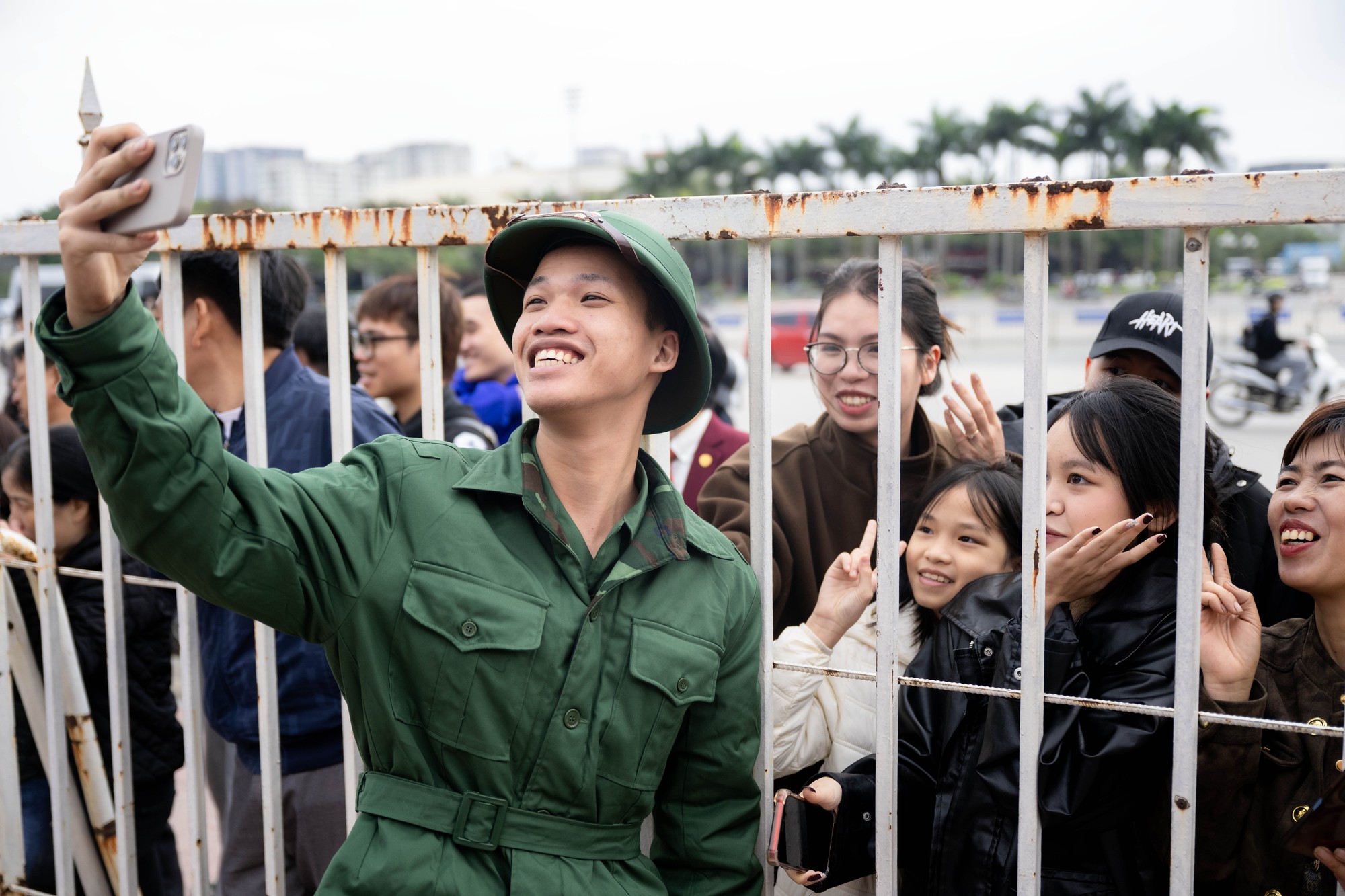 Những khoảnh khắc xúc động trong ngày hội tòng quân: Lá thư tay của mẹ và những cái ôm siết chặt tiếp thêm sức mạnh cho hàng nghìn tân binh- Ảnh 14.