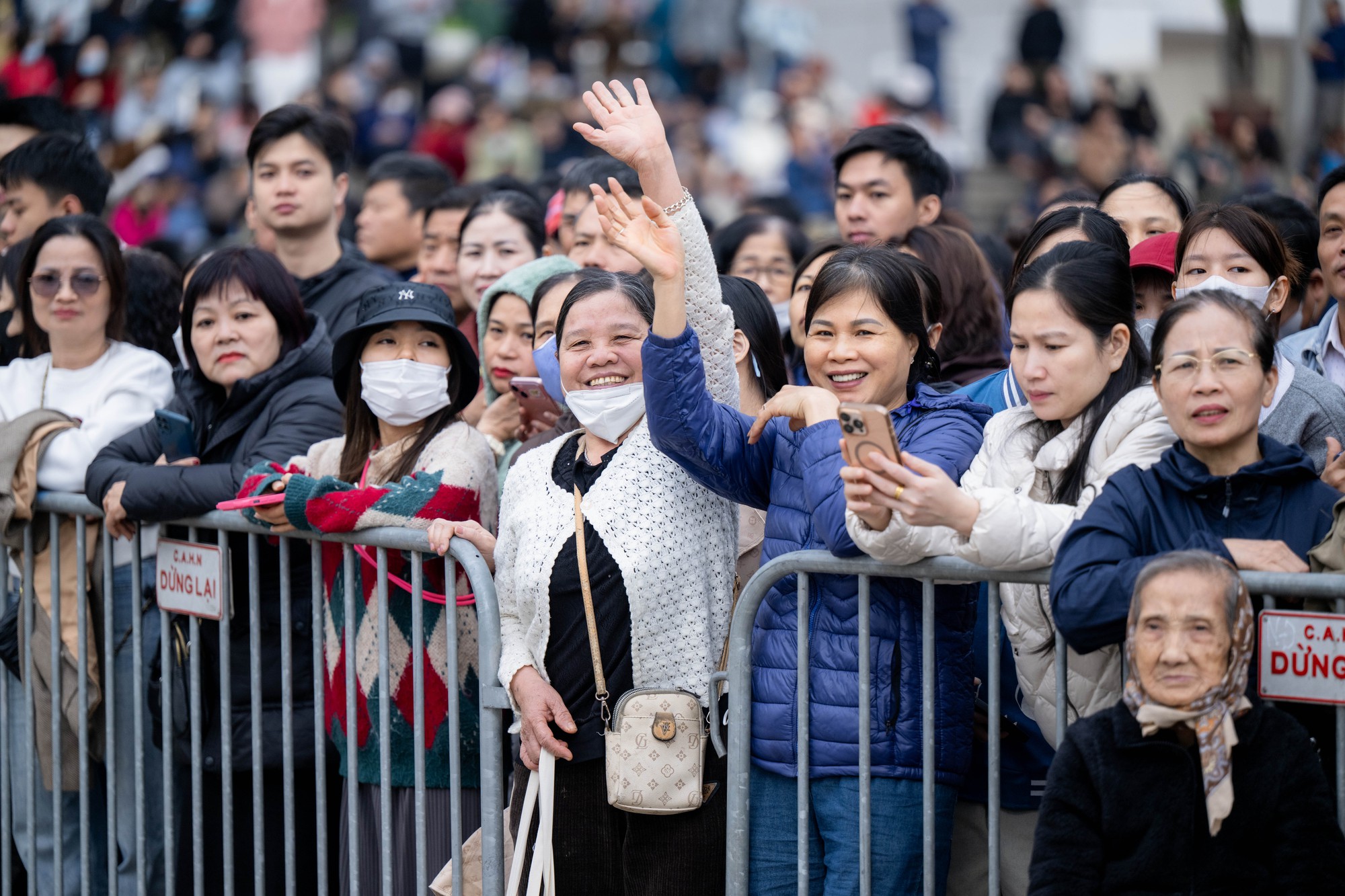 Những khoảnh khắc xúc động trong ngày hội tòng quân: Lá thư tay của mẹ và những cái ôm siết chặt tiếp thêm sức mạnh cho hàng nghìn tân binh- Ảnh 16.