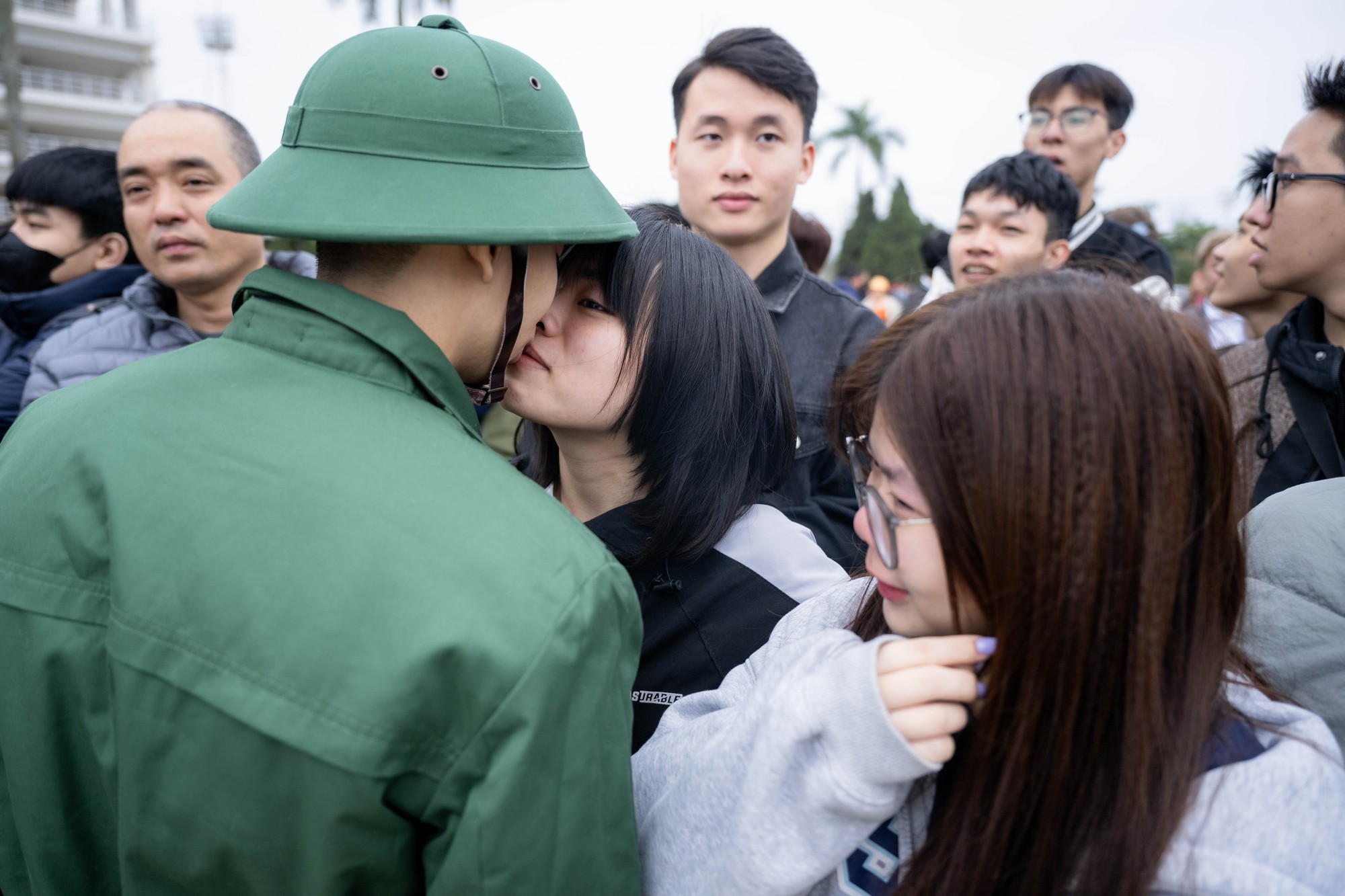 Những khoảnh khắc xúc động trong ngày hội tòng quân: Lá thư tay của mẹ và những cái ôm siết chặt tiếp thêm sức mạnh cho hàng nghìn tân binh- Ảnh 17.