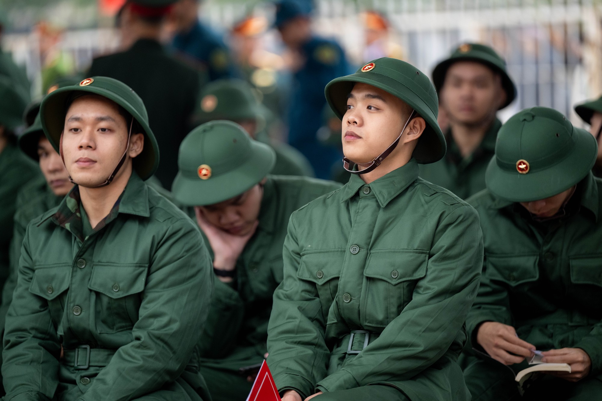 Những khoảnh khắc xúc động trong ngày hội tòng quân: Lá thư tay của mẹ và những cái ôm siết chặt tiếp thêm sức mạnh cho hàng nghìn tân binh- Ảnh 21.