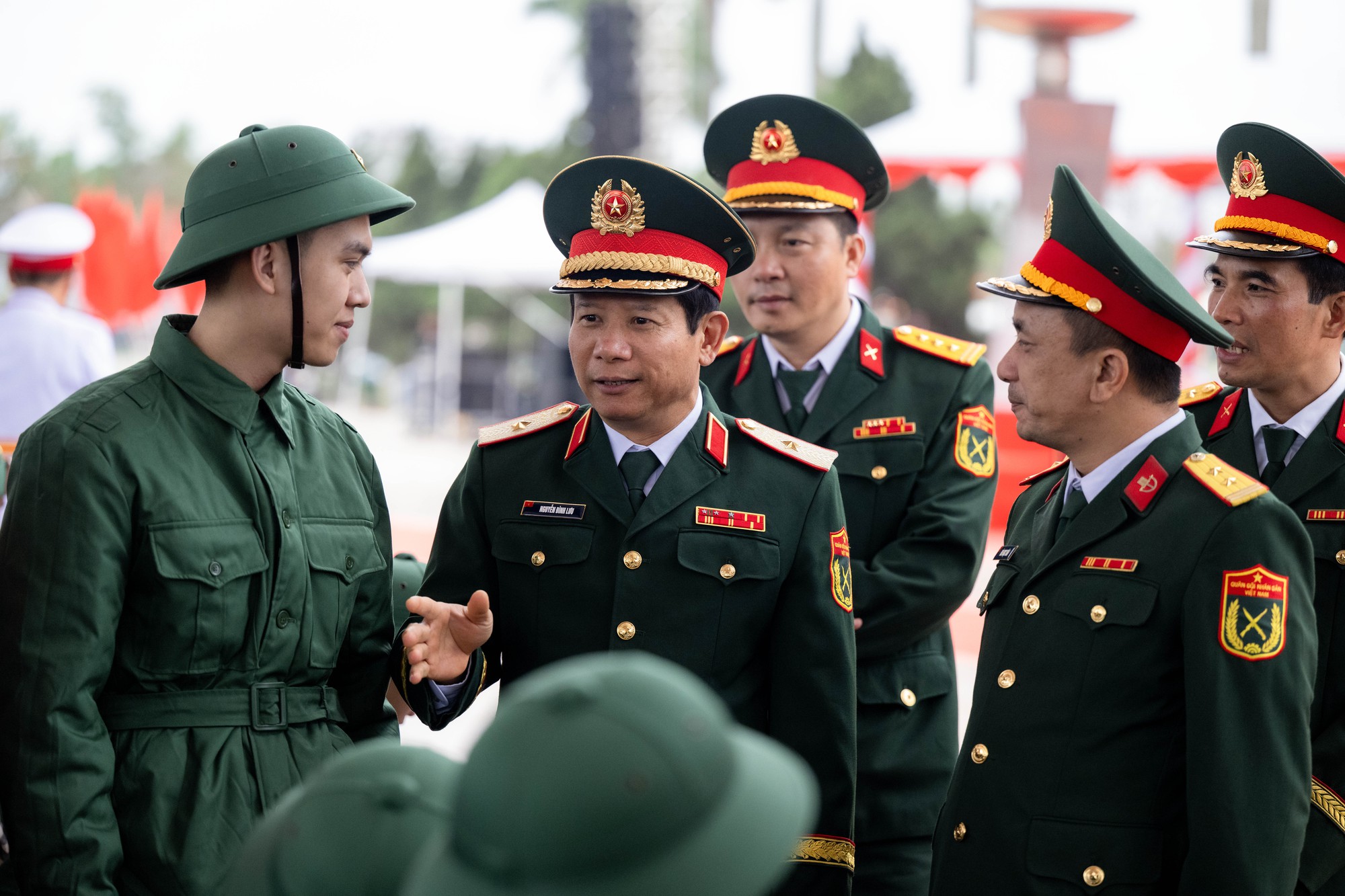 Những khoảnh khắc xúc động trong ngày hội tòng quân: Lá thư tay của mẹ và những cái ôm siết chặt tiếp thêm sức mạnh cho hàng nghìn tân binh- Ảnh 22.