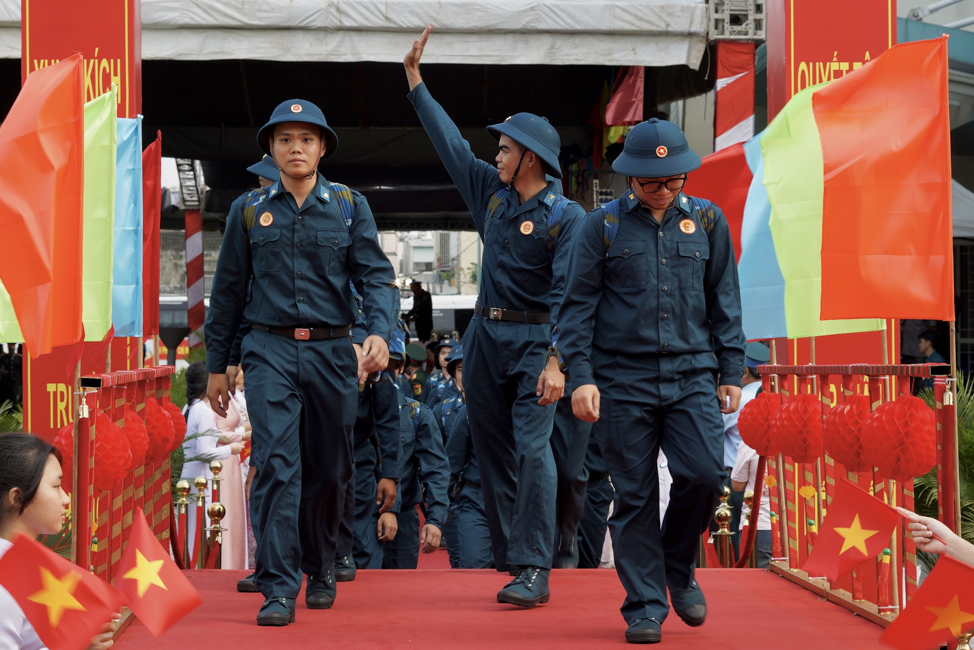 Những khoảnh khắc xúc động trong ngày hội tòng quân: Lá thư tay của mẹ và những cái ôm siết chặt tiếp thêm sức mạnh cho hàng nghìn tân binh- Ảnh 25.