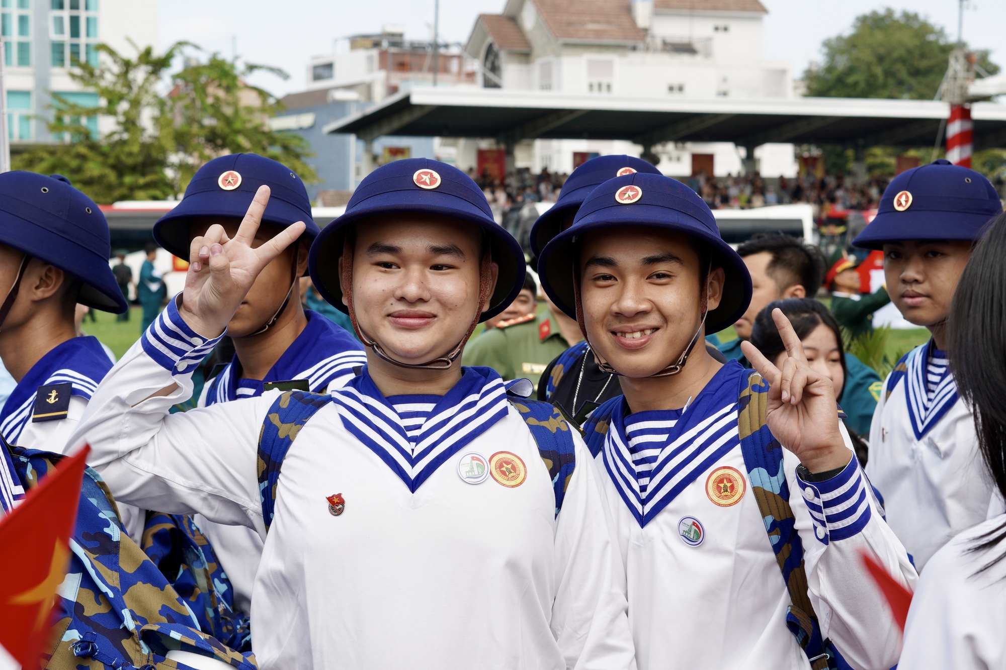 Những khoảnh khắc xúc động trong ngày hội tòng quân: Lá thư tay của mẹ và những cái ôm siết chặt tiếp thêm sức mạnh cho hàng nghìn tân binh- Ảnh 26.