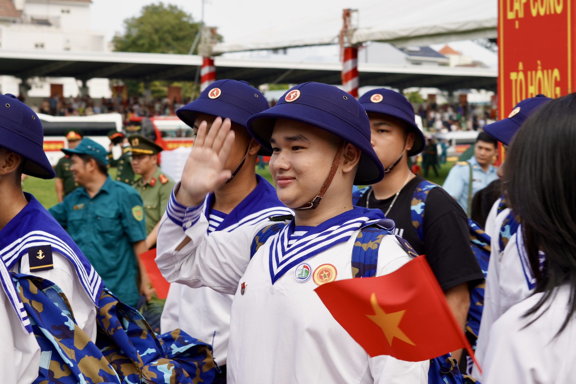 Những khoảnh khắc xúc động trong ngày hội tòng quân: Lá thư tay của mẹ và những cái ôm siết chặt tiếp thêm sức mạnh cho hàng nghìn tân binh- Ảnh 27.