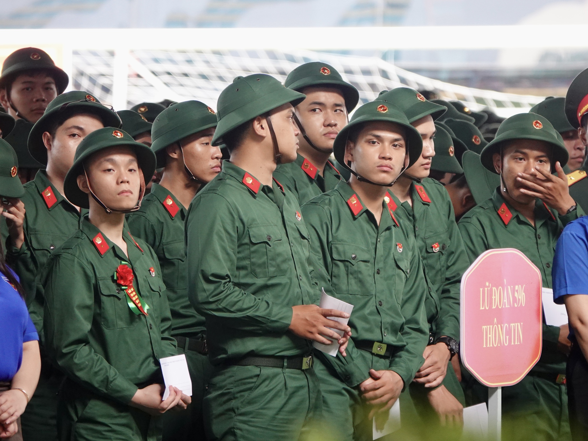 Những khoảnh khắc xúc động trong ngày hội tòng quân: Lá thư tay của mẹ và những cái ôm siết chặt tiếp thêm sức mạnh cho hàng nghìn tân binh- Ảnh 29.