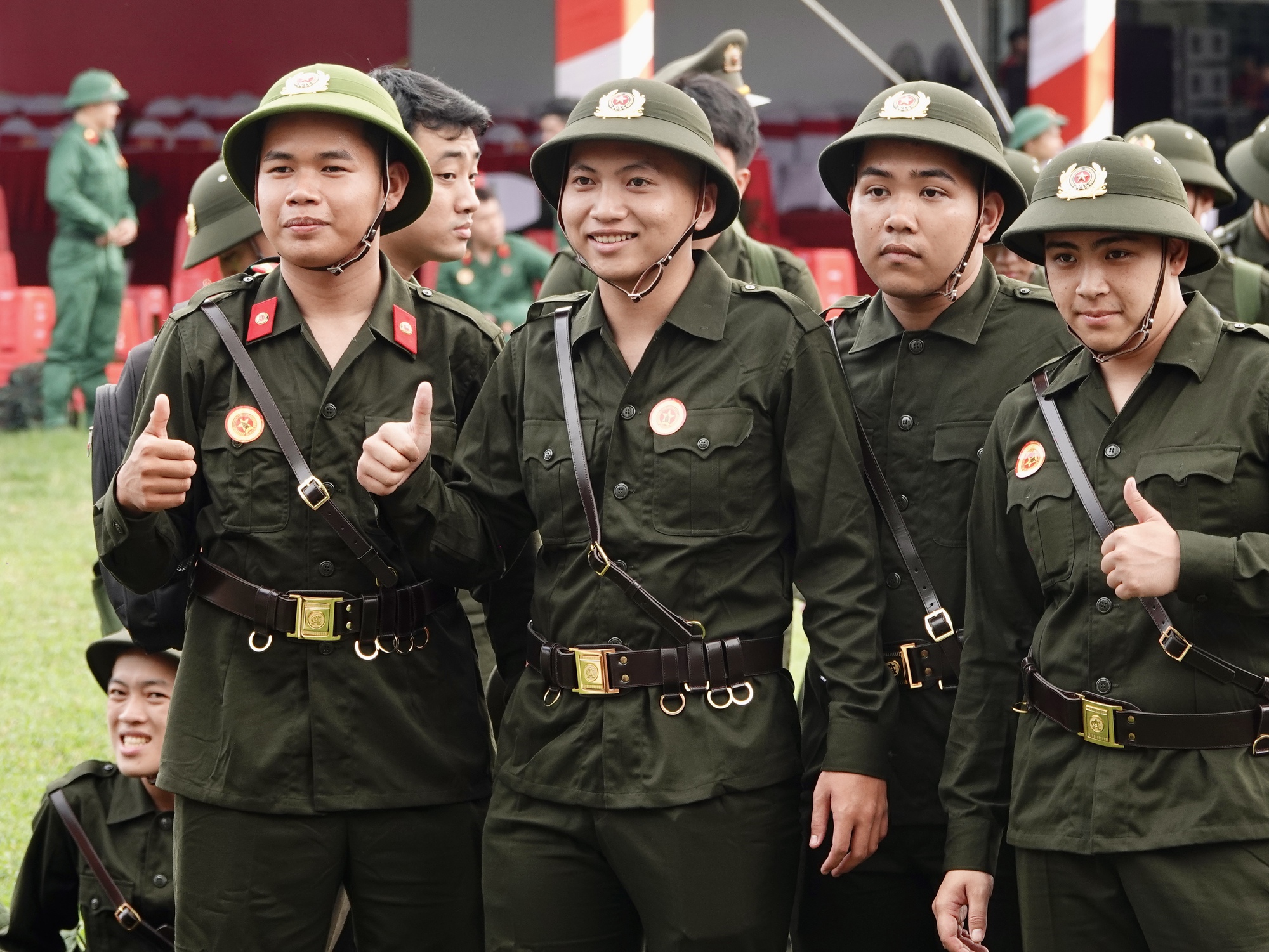 Những khoảnh khắc xúc động trong ngày hội tòng quân: Lá thư tay của mẹ và những cái ôm siết chặt tiếp thêm sức mạnh cho hàng nghìn tân binh- Ảnh 33.