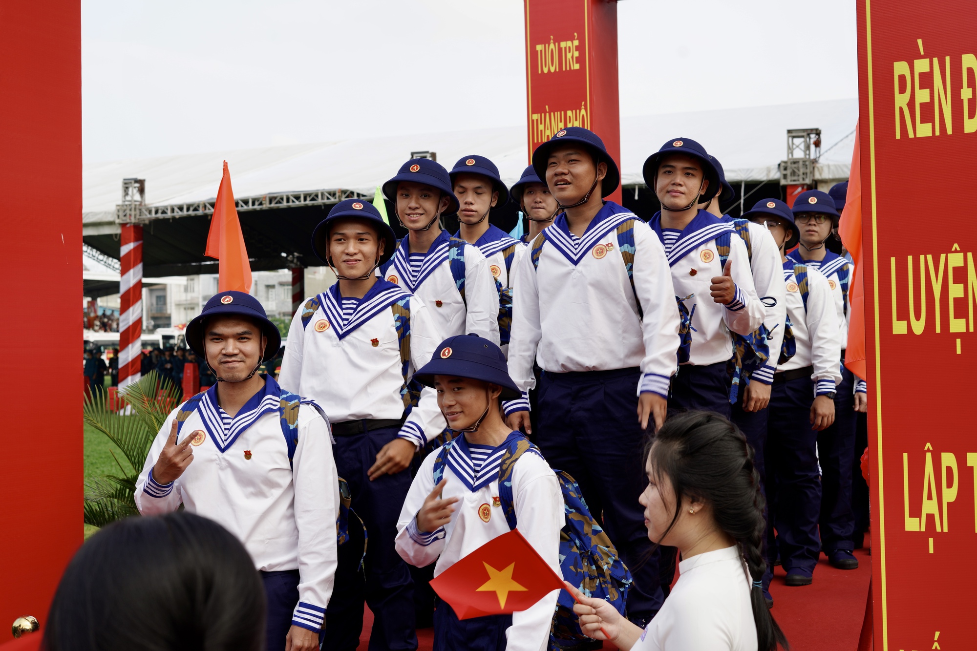 Những khoảnh khắc xúc động trong ngày hội tòng quân: Lá thư tay của mẹ và những cái ôm siết chặt tiếp thêm sức mạnh cho hàng nghìn tân binh- Ảnh 37.