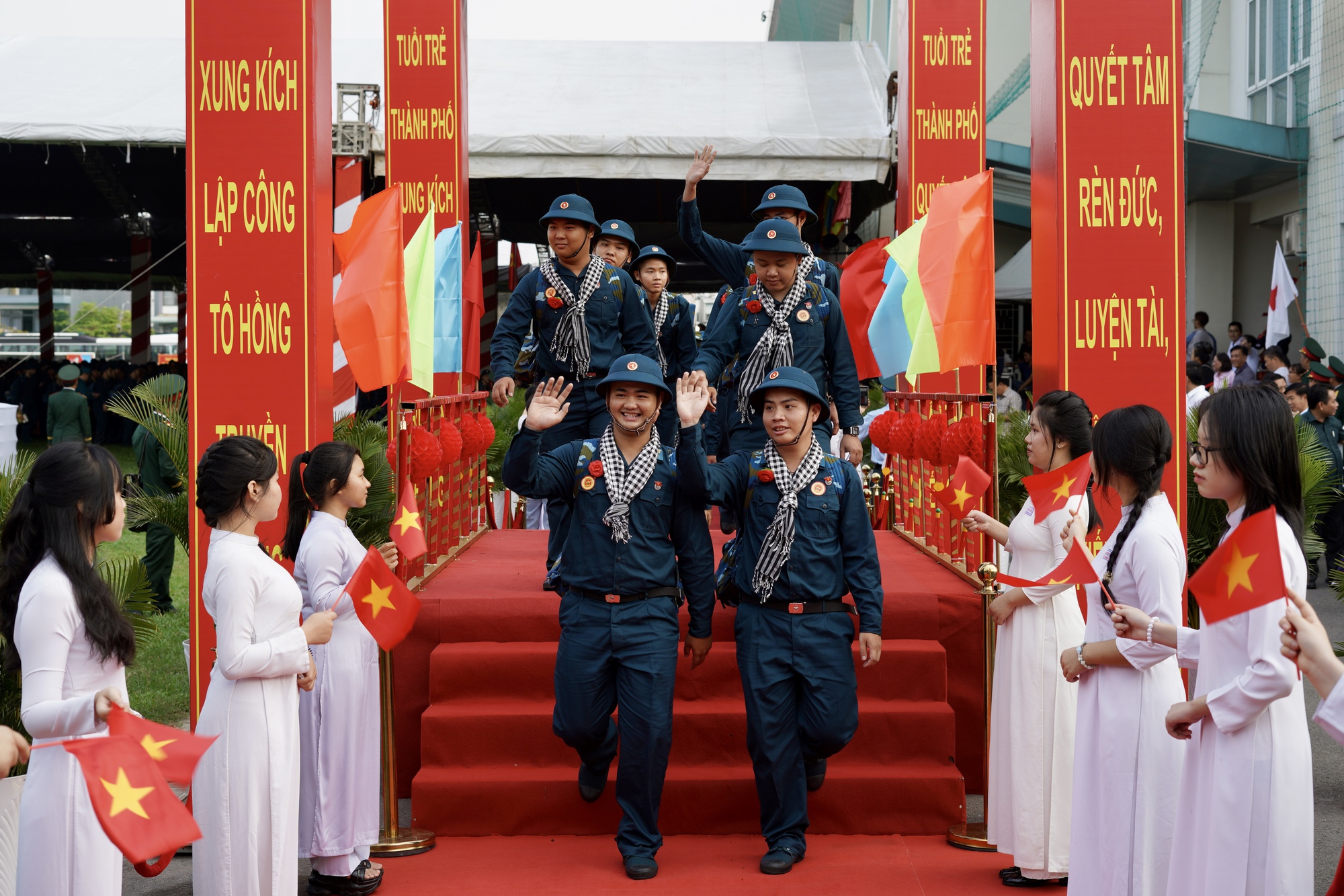 Những khoảnh khắc xúc động trong ngày hội tòng quân: Lá thư tay của mẹ và những cái ôm siết chặt tiếp thêm sức mạnh cho hàng nghìn tân binh- Ảnh 38.