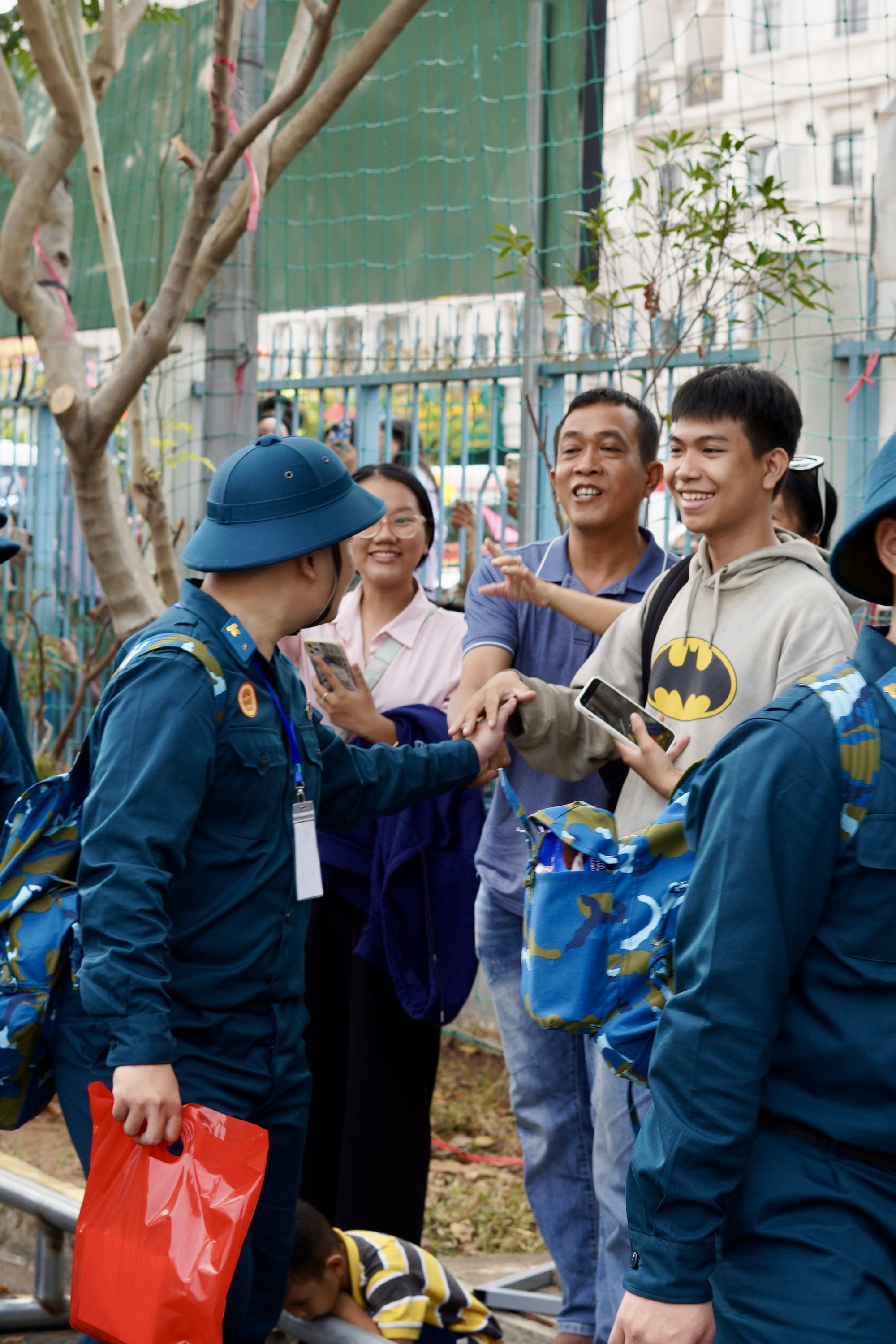 Những khoảnh khắc xúc động trong ngày hội tòng quân: Lá thư tay của mẹ và những cái ôm siết chặt tiếp thêm sức mạnh cho hàng nghìn tân binh- Ảnh 40.