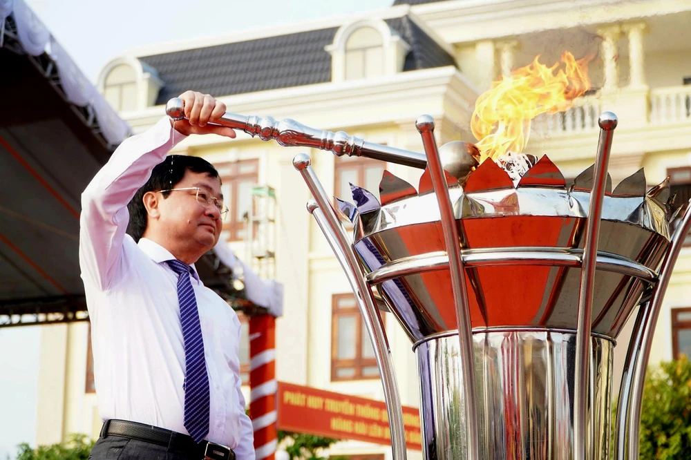 Ông Nguyễn Văn Quyết, Uỷ viên Trung ương Đảng, Bí thư Tỉnh uỷ Tây Ninh thắp lửa truyền thống. Ảnh: HUỲNH DU 1000093970.jpg