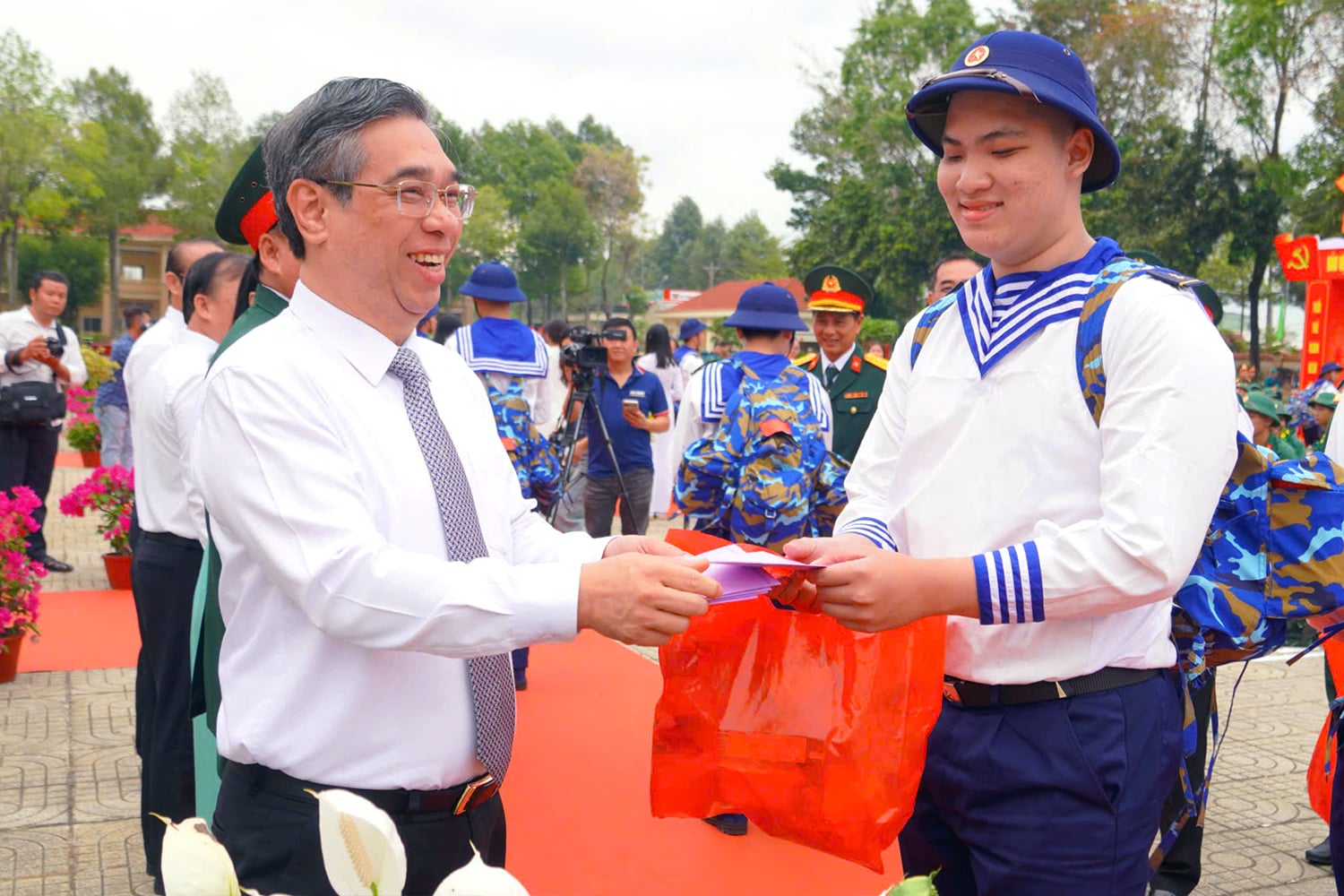 Chủ tịch Quốc hội, Bí thư Thành ủy cùng lãnh đạo TP.HCM tiễn hơn 9.000 thanh niên lên đường nhập ngũ - Ảnh 13. Chủ tịch Quốc hội, Bí thư Thành ủy cùng lãnh đạo TP.HCM tiễn hơn 9.000 thanh niên lên đường nhập ngũ - Ảnh 13.