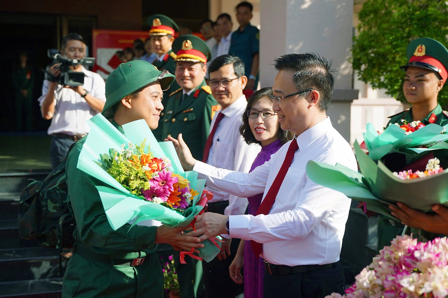 Chủ tịch Quốc hội, Bí thư Thành ủy cùng lãnh đạo TP.HCM tiễn hơn 9.000 thanh niên lên đường nhập ngũ - Ảnh 2. Chủ tịch Quốc hội, Bí thư Thành ủy cùng lãnh đạo TP.HCM tiễn hơn 9.000 thanh niên lên đường nhập ngũ - Ảnh 2.