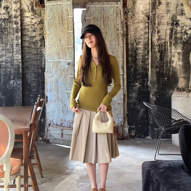 Chân váy xếp ly bền bỉ với thời gian và không lo lỗi mốt- Ảnh 4. Chân váy xếp ly bền bỉ với thời gian và không lo lỗi mốt- Ảnh 4.