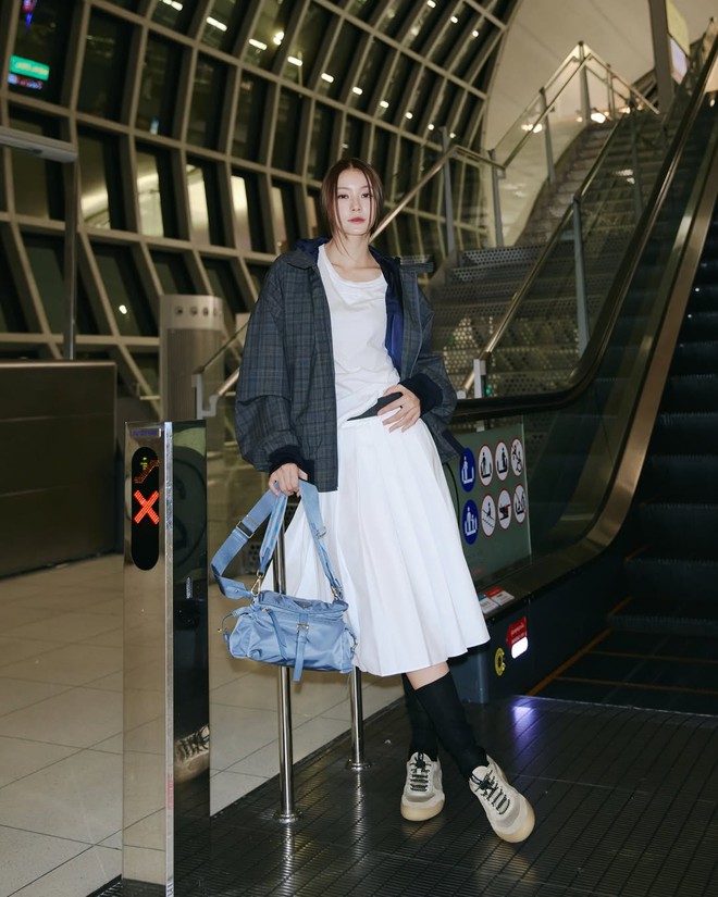 Chân váy xếp ly bền bỉ với thời gian và không lo lỗi mốt- Ảnh 5. Chân váy xếp ly bền bỉ với thời gian và không lo lỗi mốt- Ảnh 5.