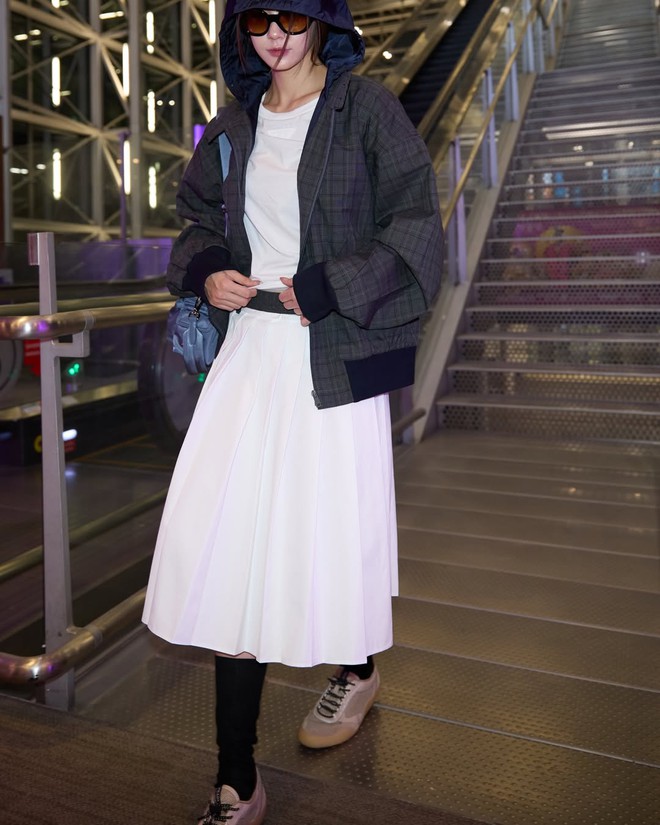 Chân váy xếp ly bền bỉ với thời gian và không lo lỗi mốt- Ảnh 6. Chân váy xếp ly bền bỉ với thời gian và không lo lỗi mốt- Ảnh 6.