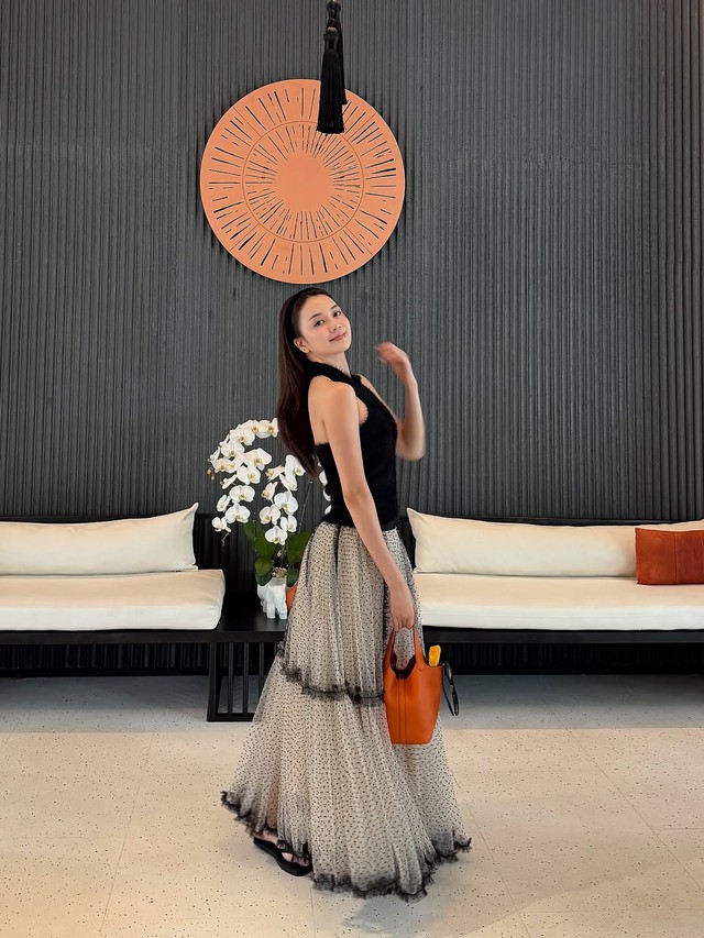 Chân váy xếp ly bền bỉ với thời gian và không lo lỗi mốt- Ảnh 10. Chân váy xếp ly bền bỉ với thời gian và không lo lỗi mốt- Ảnh 10.