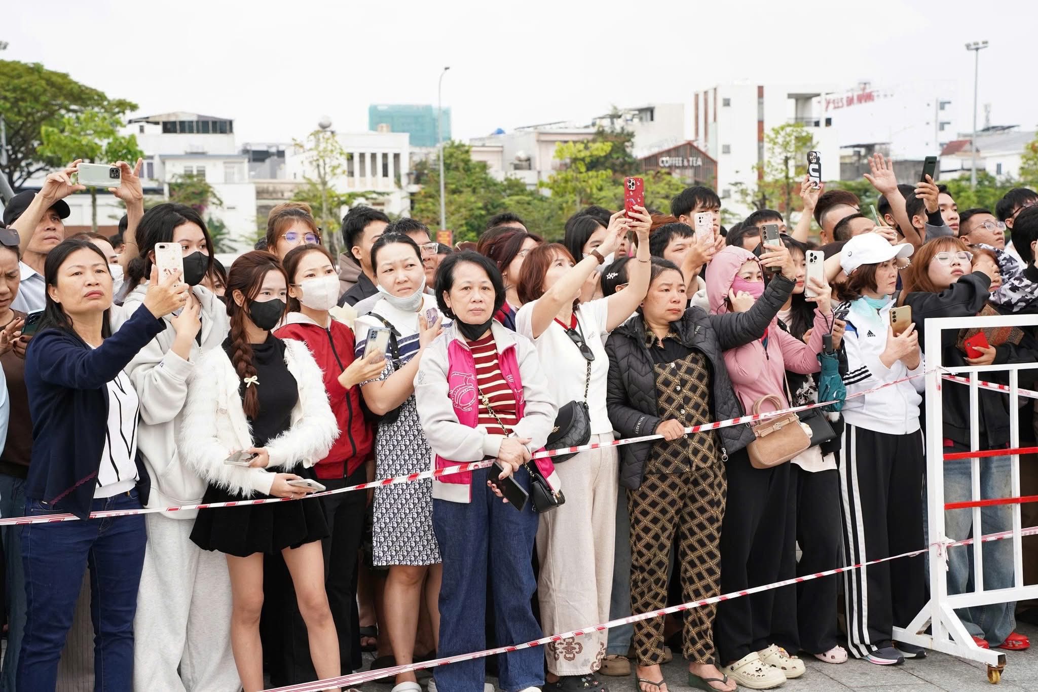 Hàng chục ngàn thanh niên Quân khu 5 qua cầu vinh quang, lên đường bảo vệ Tổ quốc 2 Hàng chục ngàn thanh niên Quân khu 5 qua cầu vinh quang, lên đường bảo vệ Tổ quốc - Ảnh 2.