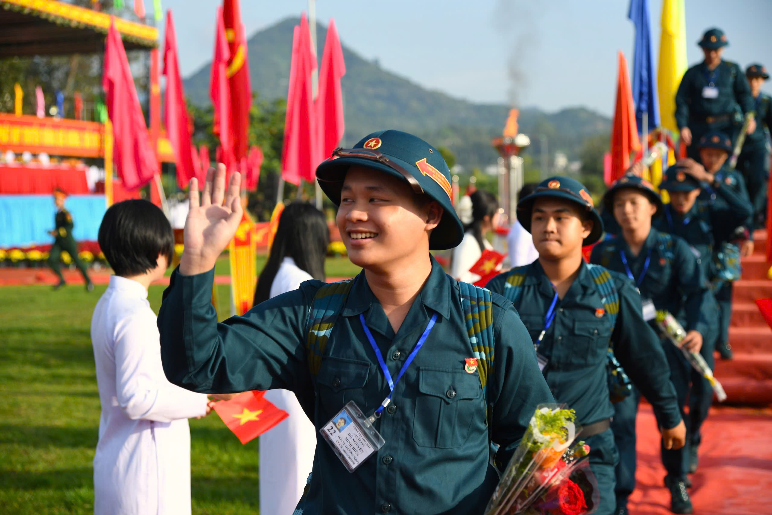 Hàng chục ngàn thanh niên Quân khu 5 qua cầu vinh quang, lên đường bảo vệ Tổ quốc 3 Hàng chục ngàn thanh niên Quân khu 5 qua cầu vinh quang, lên đường bảo vệ Tổ quốc - Ảnh 3.