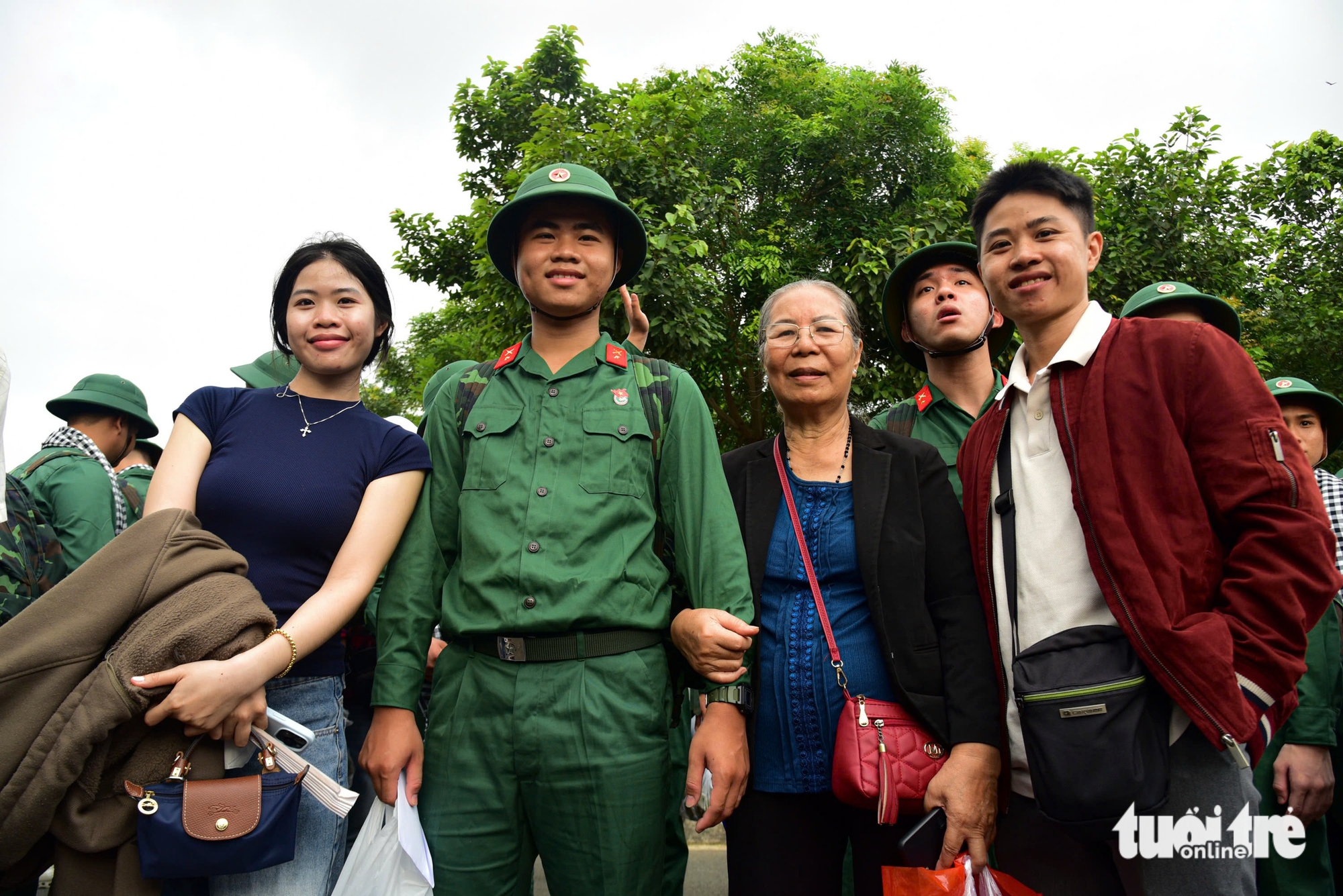 Những khoảnh khắc xúc động trong ngày tiễn quân lên đường nhập ngũ ở TP.HCM 2 Những khoảnh khắc xúc động
trong ngày tiễn quân lên đường nhập ngũ ở TP.HCM - Ảnh 2.