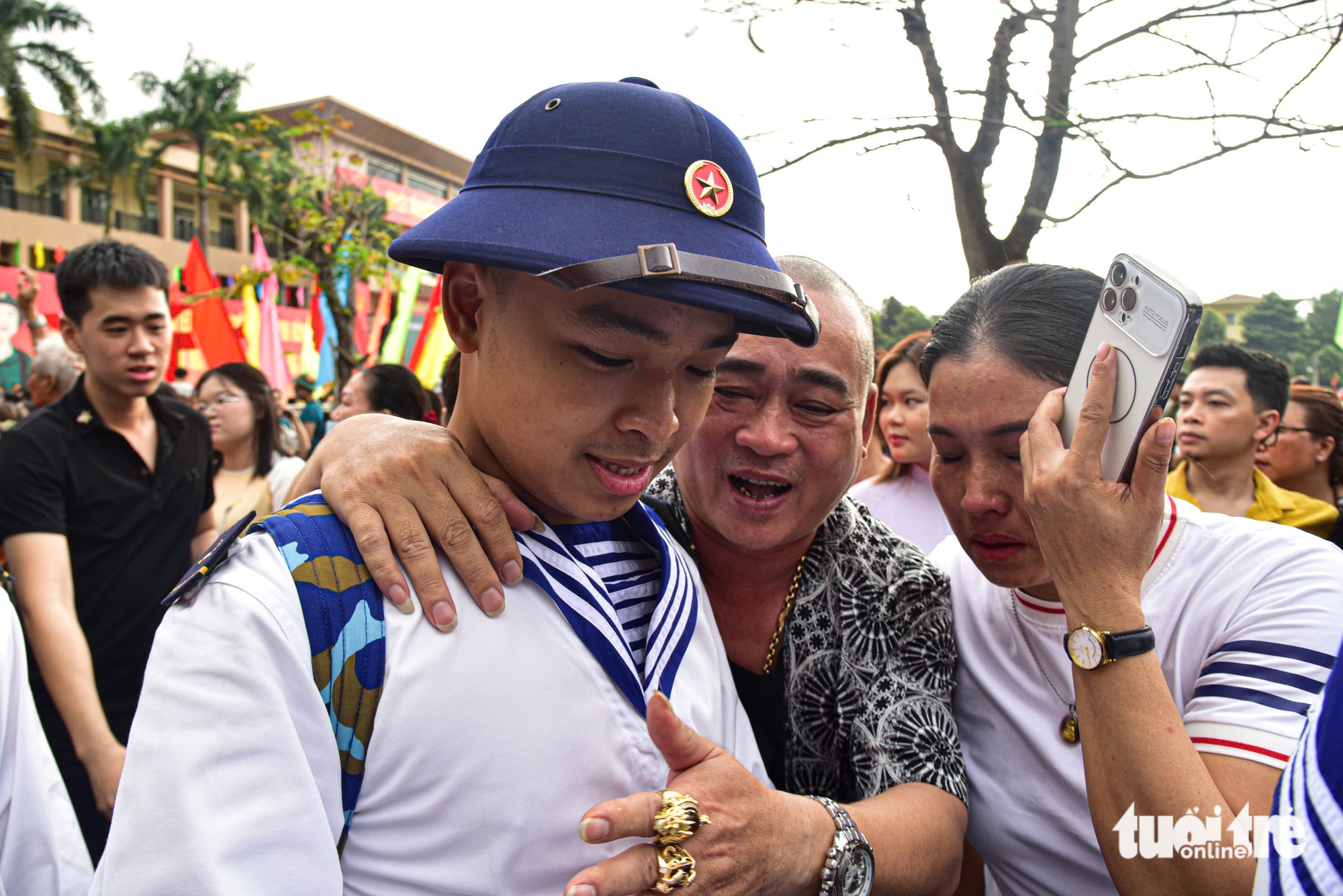 Những khoảnh khắc xúc động trong ngày tiễn quân lên đường nhập ngũ ở TP.HCM 5 nhập ngũ - Ảnh 5.