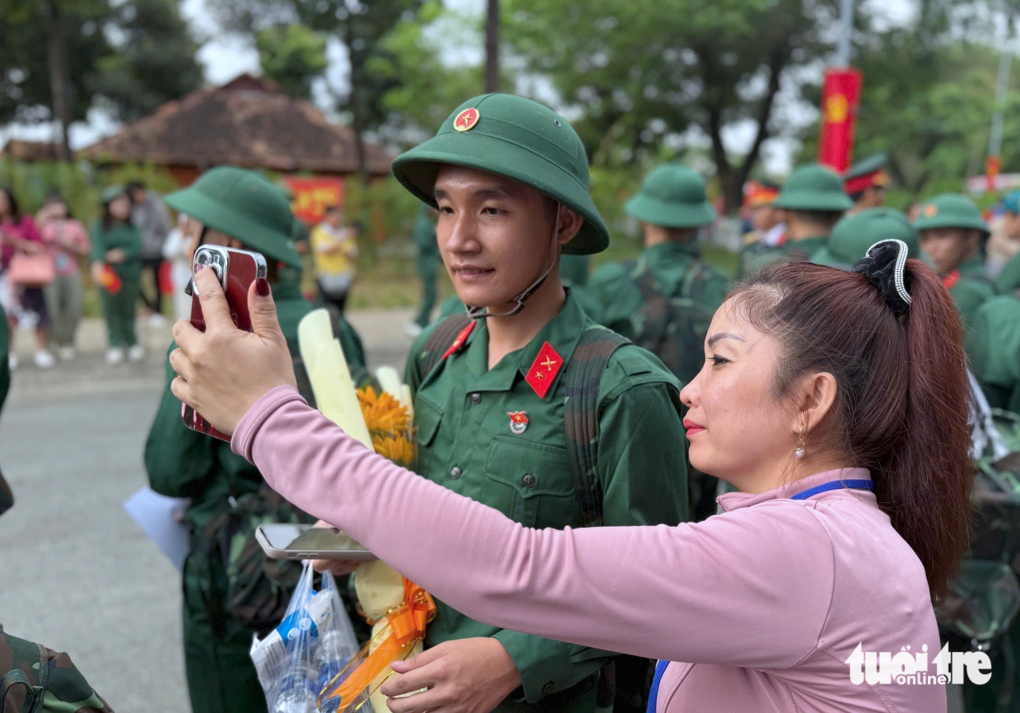 Những khoảnh khắc xúc động trong ngày tiễn quân lên đường nhập ngũ ở TP.HCM 8 nhập ngũ - Ảnh 8.