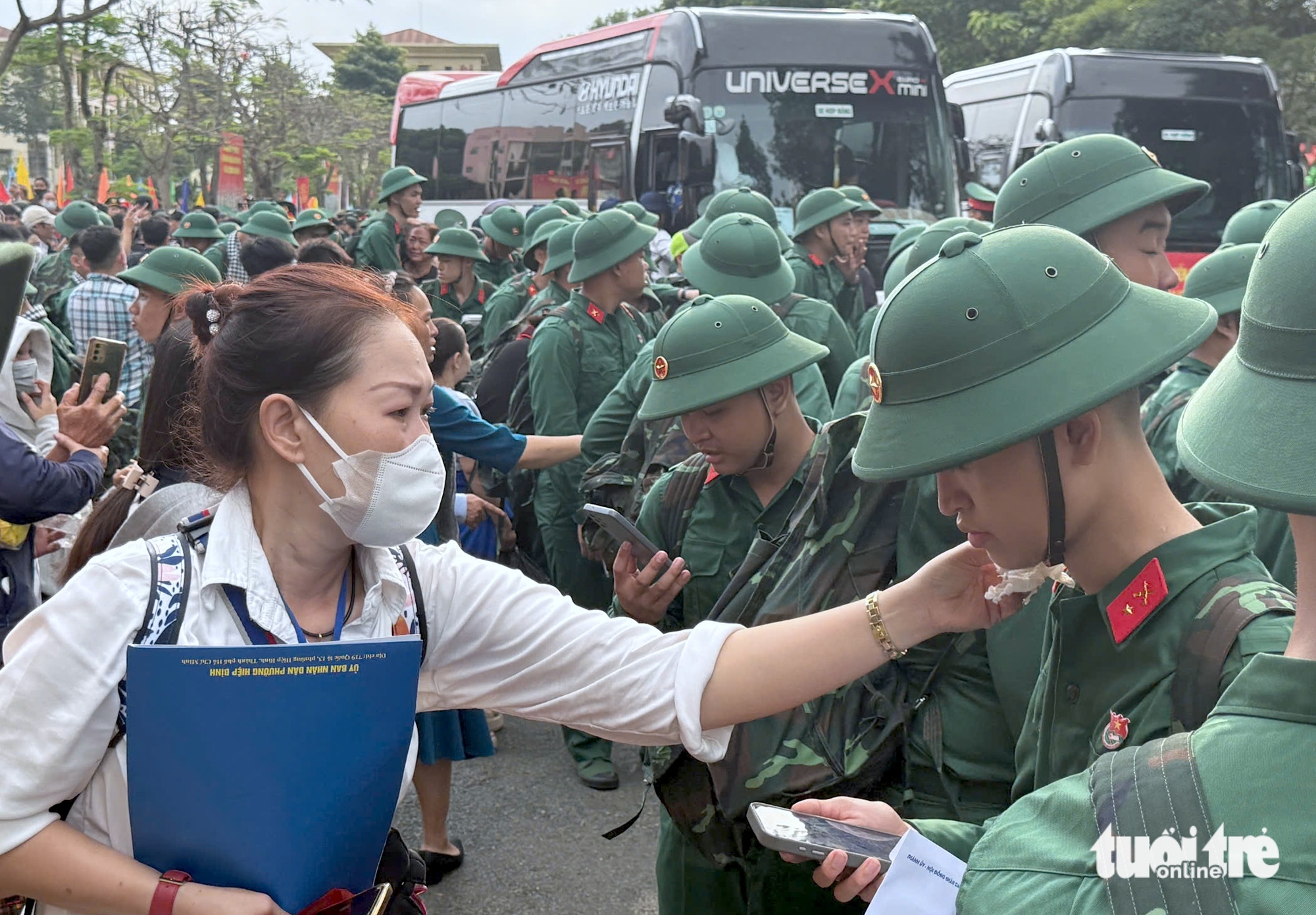 Những khoảnh khắc xúc động trong ngày tiễn quân lên đường nhập ngũ ở TP.HCM 9 nhập ngũ - Ảnh 9.