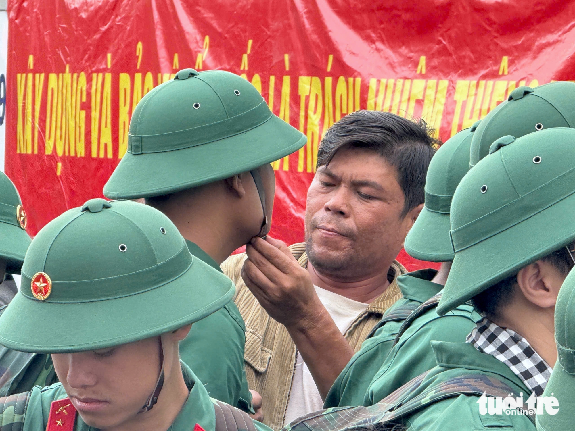 Những khoảnh khắc xúc động trong ngày tiễn quân lên đường nhập ngũ ở TP.HCM 10 nhập ngũ - Ảnh 10.