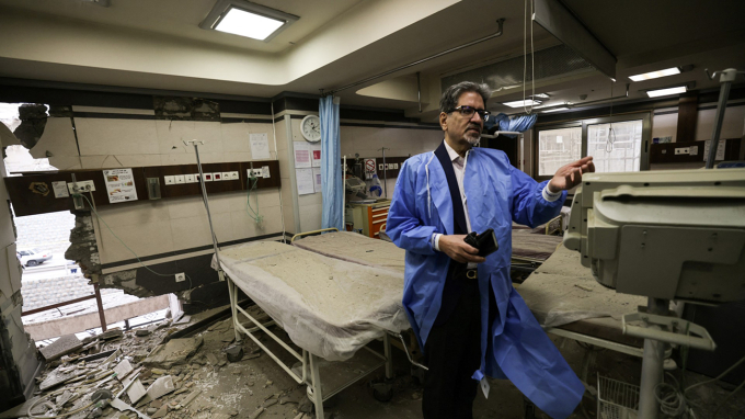 Một bức tường thạch cao bị đổ sập tại Bệnh viện Gandhi ở Tehran sau cuộc không kích ngày 1/3. Ảnh: Atta Kenare/AFP