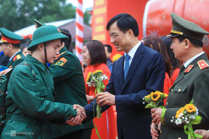 Bí thư Thành ủy Hà Nội Nguyễn Duy Ngọc tiễn tân binh tại điểm giao, nhận quân số 4 Ban Chỉ huy phòng thủ khu vực 3 – Hồng Hà. Ảnh: Giang Huy