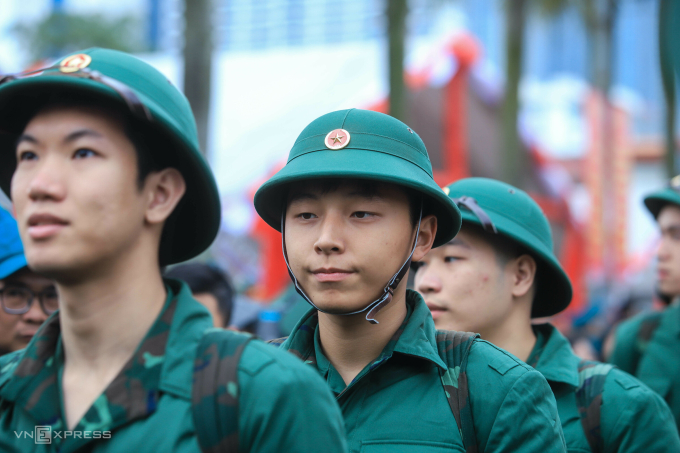 Các tân binh tại điểm giao nhận quân Ban Chỉ huy phòng thủ khu vực 3 – Hồng Hà. Ảnh: Giang Huy