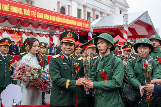 Đại tướng Nguyễn Tân Cương, Tổng Tham mưu trưởng, Thứ trưởng Quốc phòng, đã đến dự Lễ giao nhận quân tại Ninh Bình. Ảnh: Việt Trung