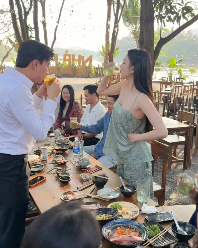 Quốc Trường: Tôi quý mến Ngọc Trinh 3 Quốc Trường khi cùng gia đình đến ủng hộ nhà hàng của Ngọc Trinh.