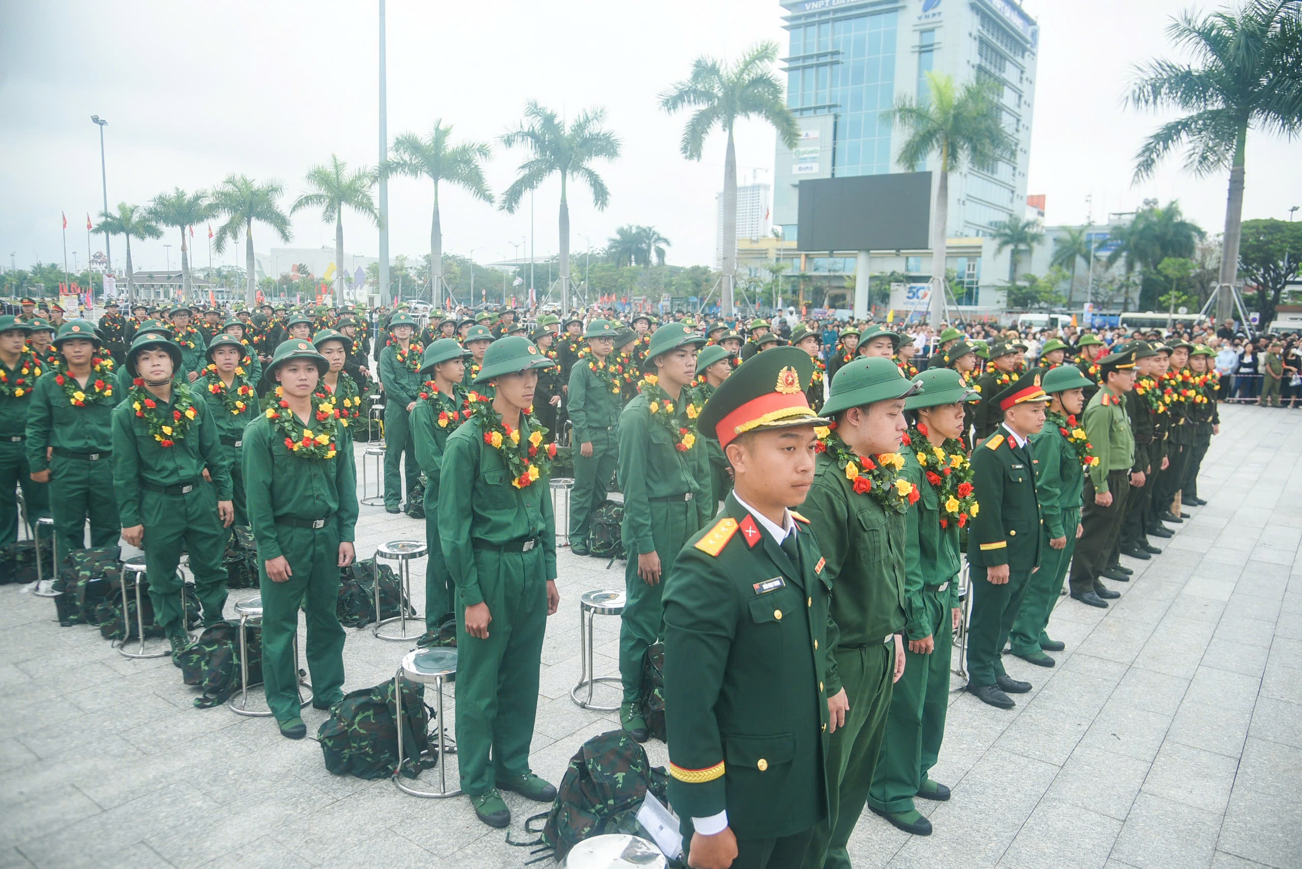 Hàng nghìn thanh niên nhập ngũ, tân binh xúc động nói về lời hứa với gia đình- Ảnh 3.