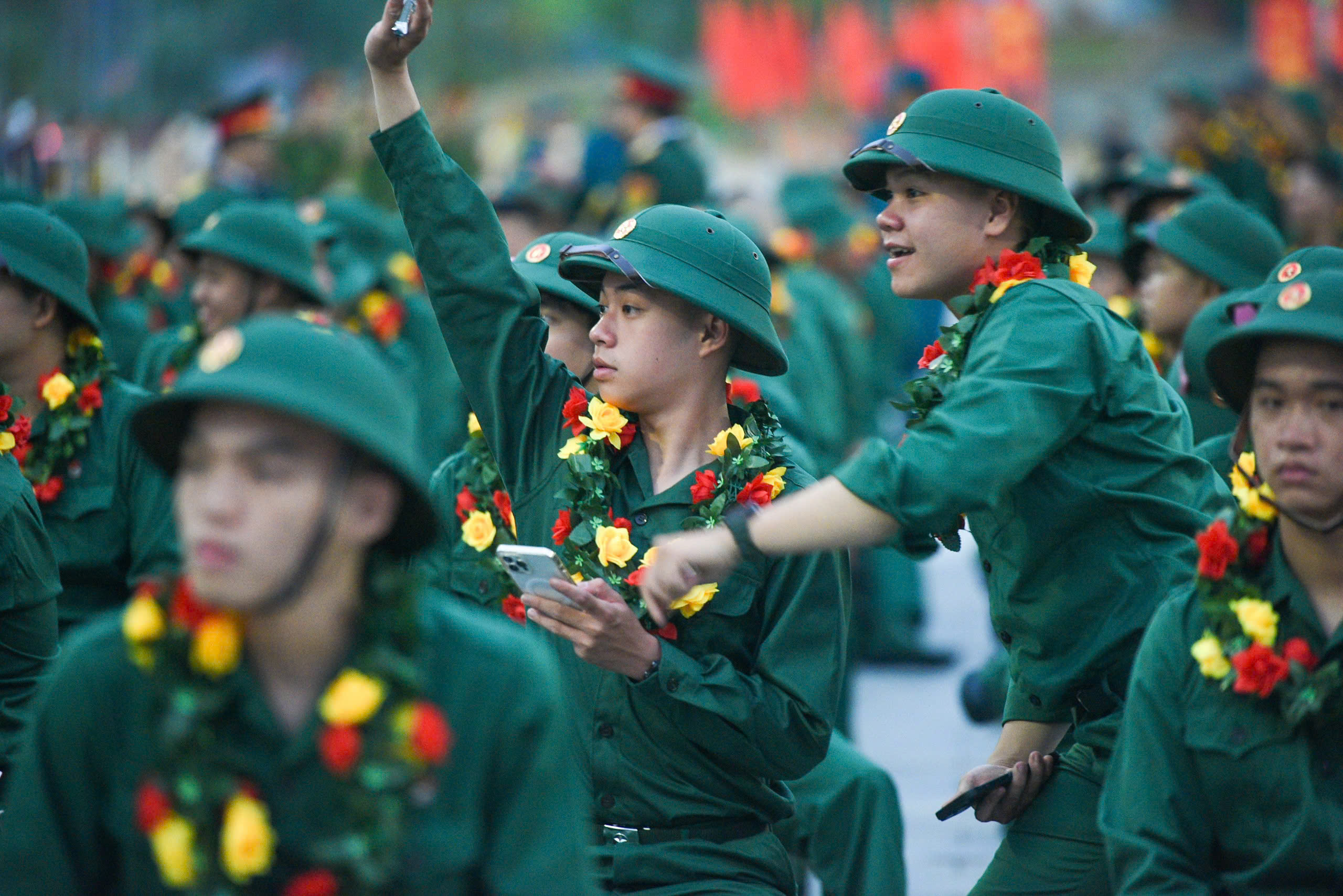 Hàng nghìn thanh niên nhập ngũ, tân binh xúc động nói về lời hứa với gia đình- Ảnh 7.