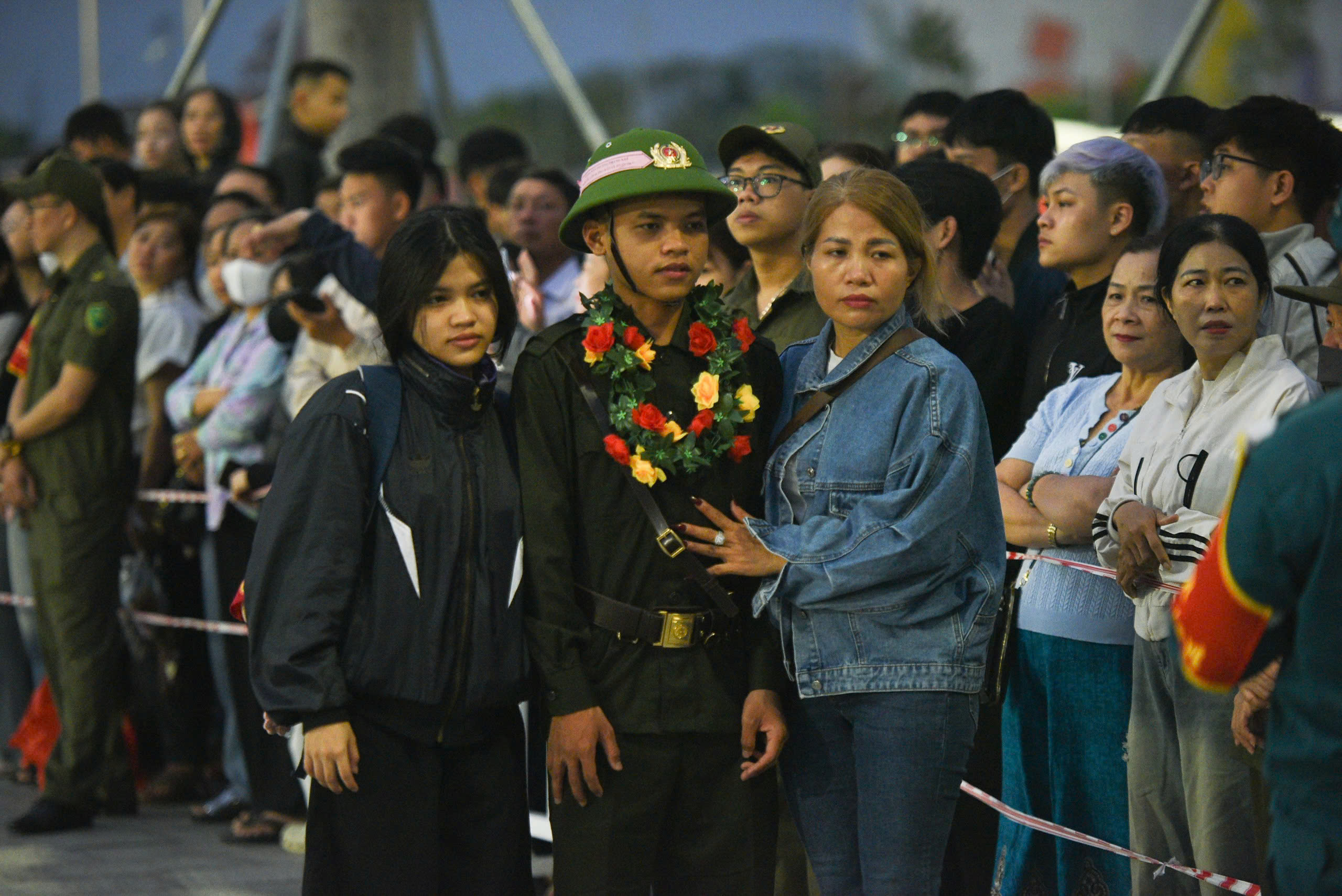 Hàng nghìn thanh niên nhập ngũ, tân binh xúc động nói về lời hứa với gia đình- Ảnh 11.