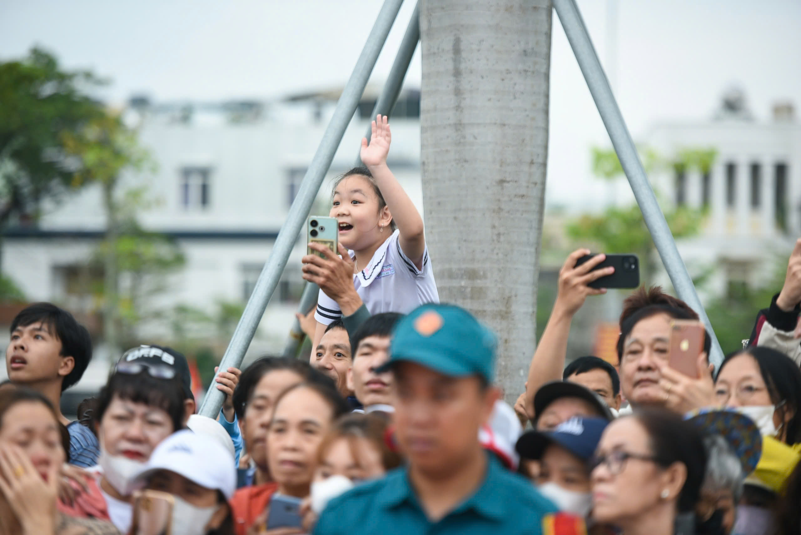 Hàng nghìn thanh niên nhập ngũ, tân binh xúc động nói về lời hứa với gia đình- Ảnh 12.