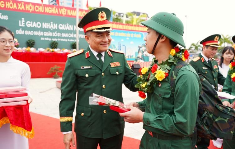 Hàng nghìn thanh niên nhập ngũ, tân binh xúc động nói về lời hứa với gia đình- Ảnh 13.