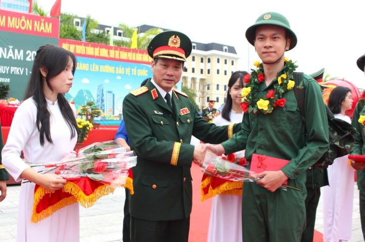 Hàng nghìn thanh niên nhập ngũ, tân binh xúc động nói về lời hứa với gia đình- Ảnh 14.