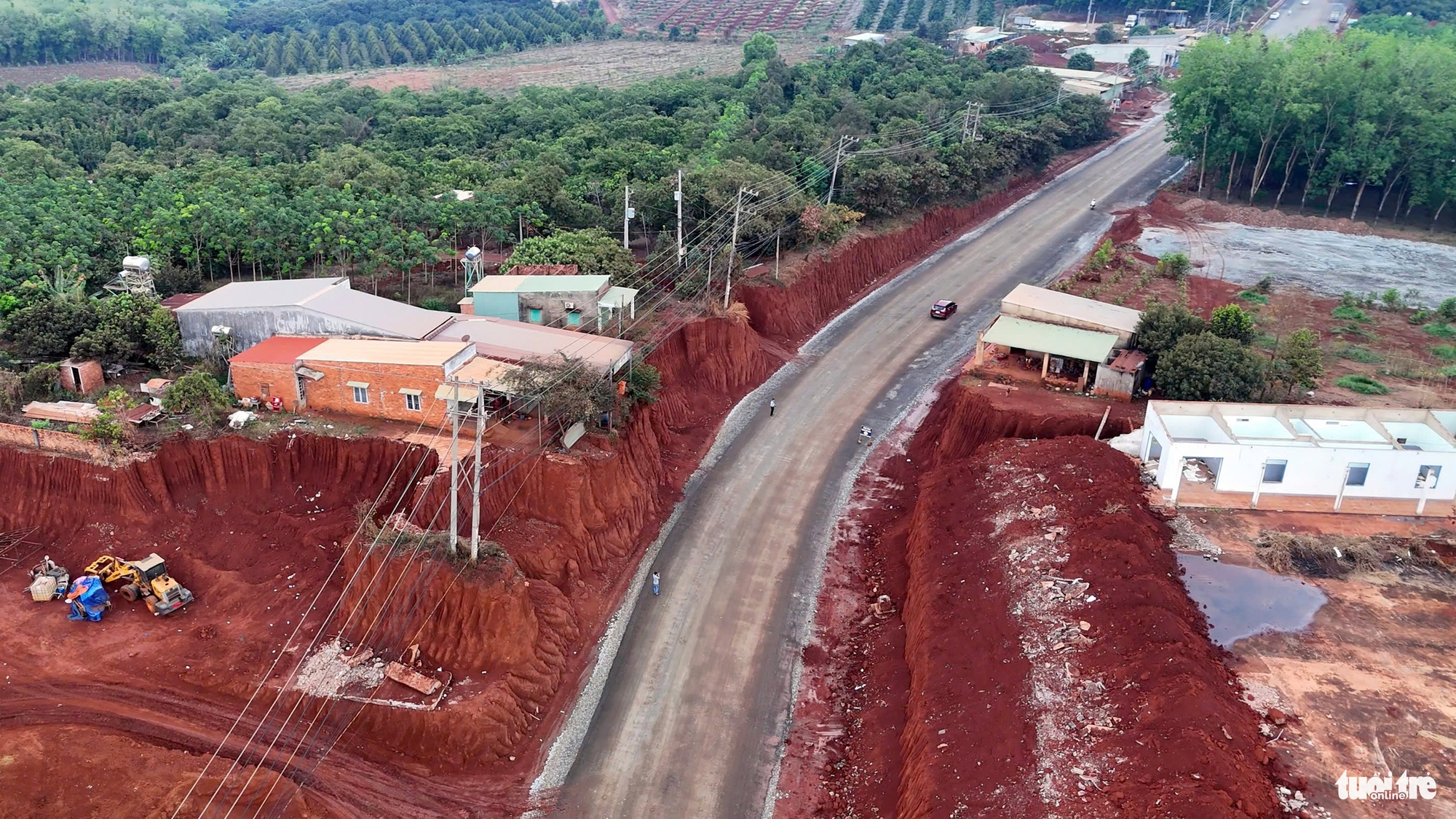Tỉnh ủy Đồng Nai yêu cầu báo cáo vụ hạ cốt nền khiến nhà dân nằm cheo leo trên đồi 2 Tỉnh ủy Đồng Nai yêu cầu báo cáo vụ hạ cốt nền khiến nhà dân nằm cheo leo trên đồi - Ảnh 2.