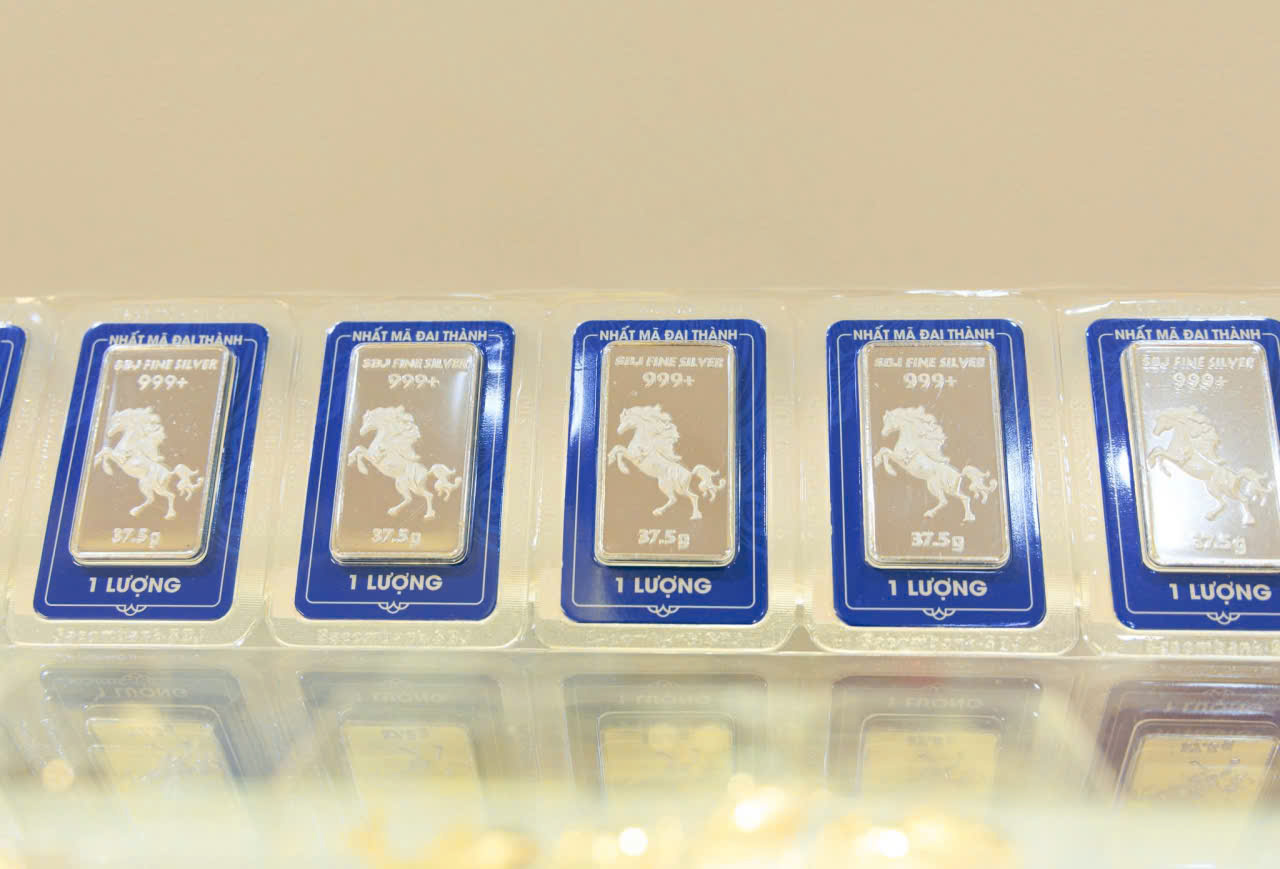 Giá vàng miếng SJC giảm 5,2 triệu đồng/lượng chỉ sau một ngày - Ảnh 2.