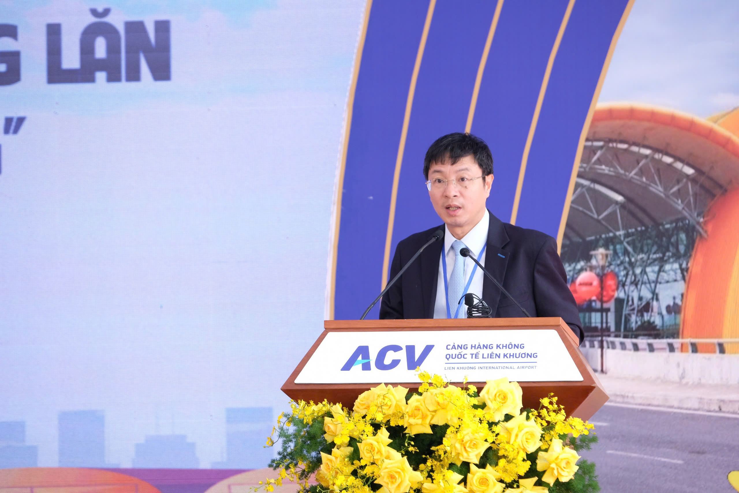 Khởi công sửa chữa đường cất hạ cánh, đường lăn sân bay Liên Khương 4 Khởi công sửa chữa đường cất hạ cánh, đường lăn sân bay Liên Khương - Ảnh 4.