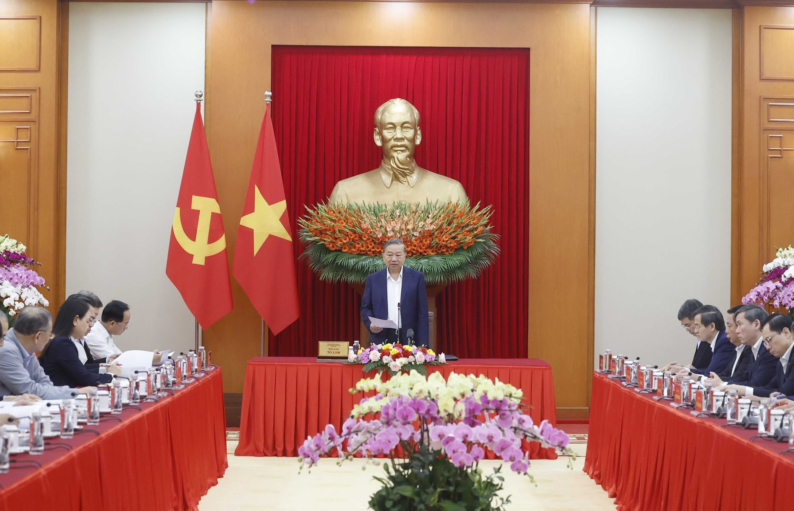 Tổng Bí thư: Chuẩn bị cơ sở lý luận, thực tiễn cho các quyết sách chiến lược ở giai đoạn mới 2 Tổng Bí thư - Ảnh 2.