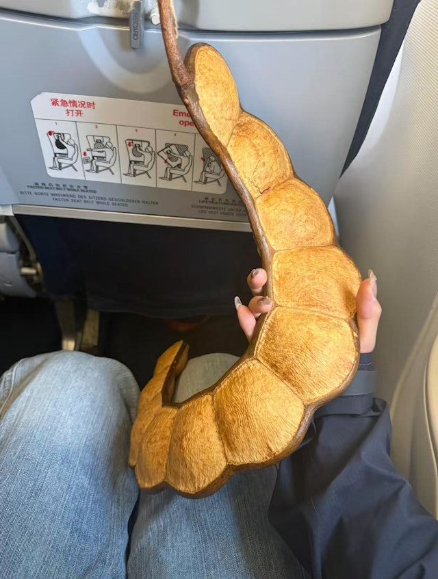 Cô gái thản nhiên quấn Cô gái thản nhiên quấn