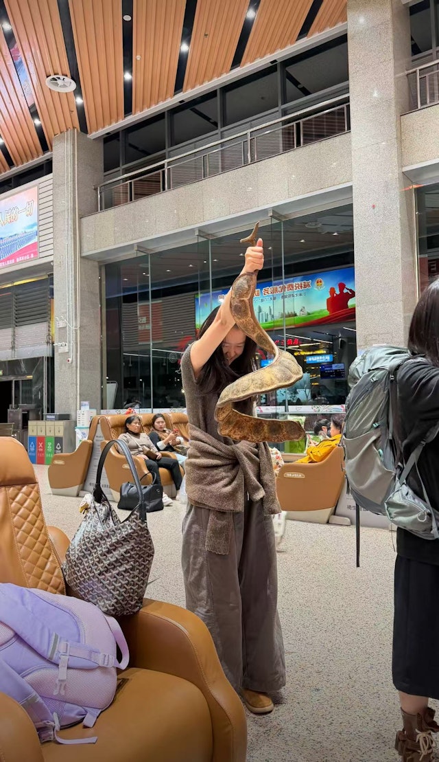 Cô gái thản nhiên quấn Cô gái thản nhiên quấn