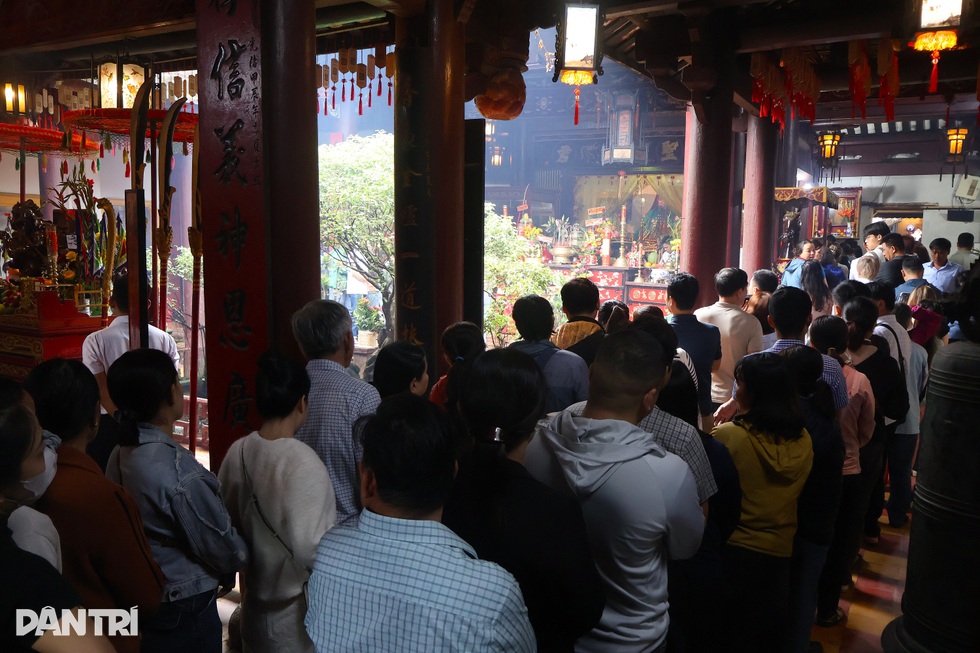 Người dân xếp hàng hơn nửa cây số để “vuốt” ngựa Xích Thố cầu may - 2