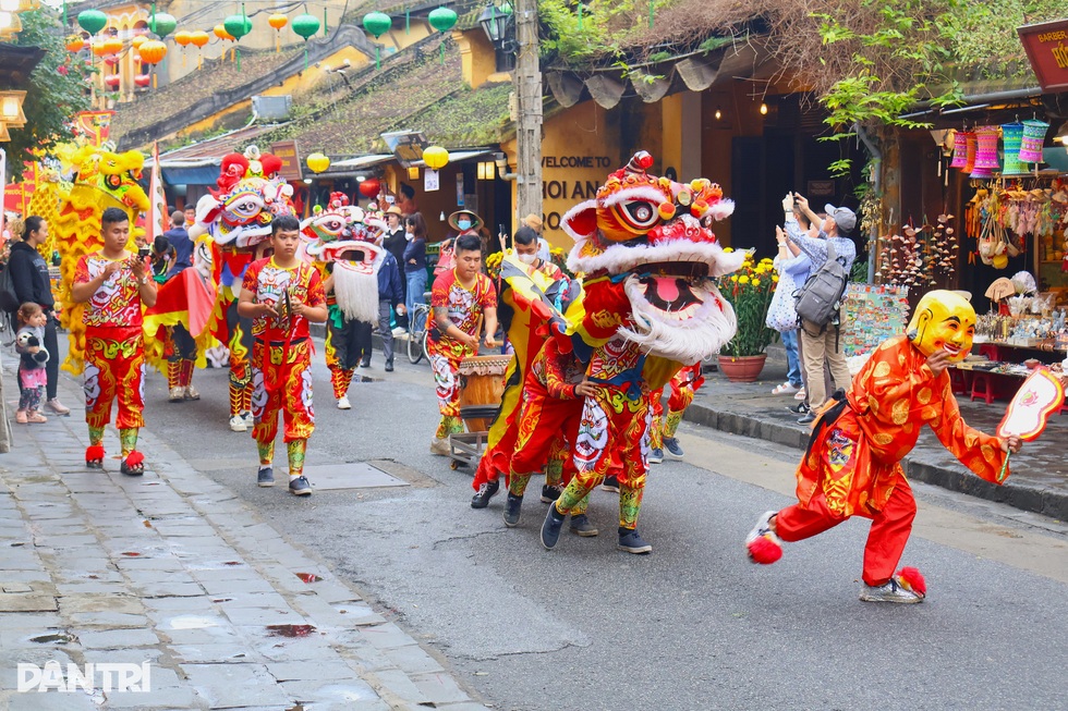 Người dân xếp hàng hơn nửa cây số để “vuốt” ngựa Xích Thố cầu may - 6